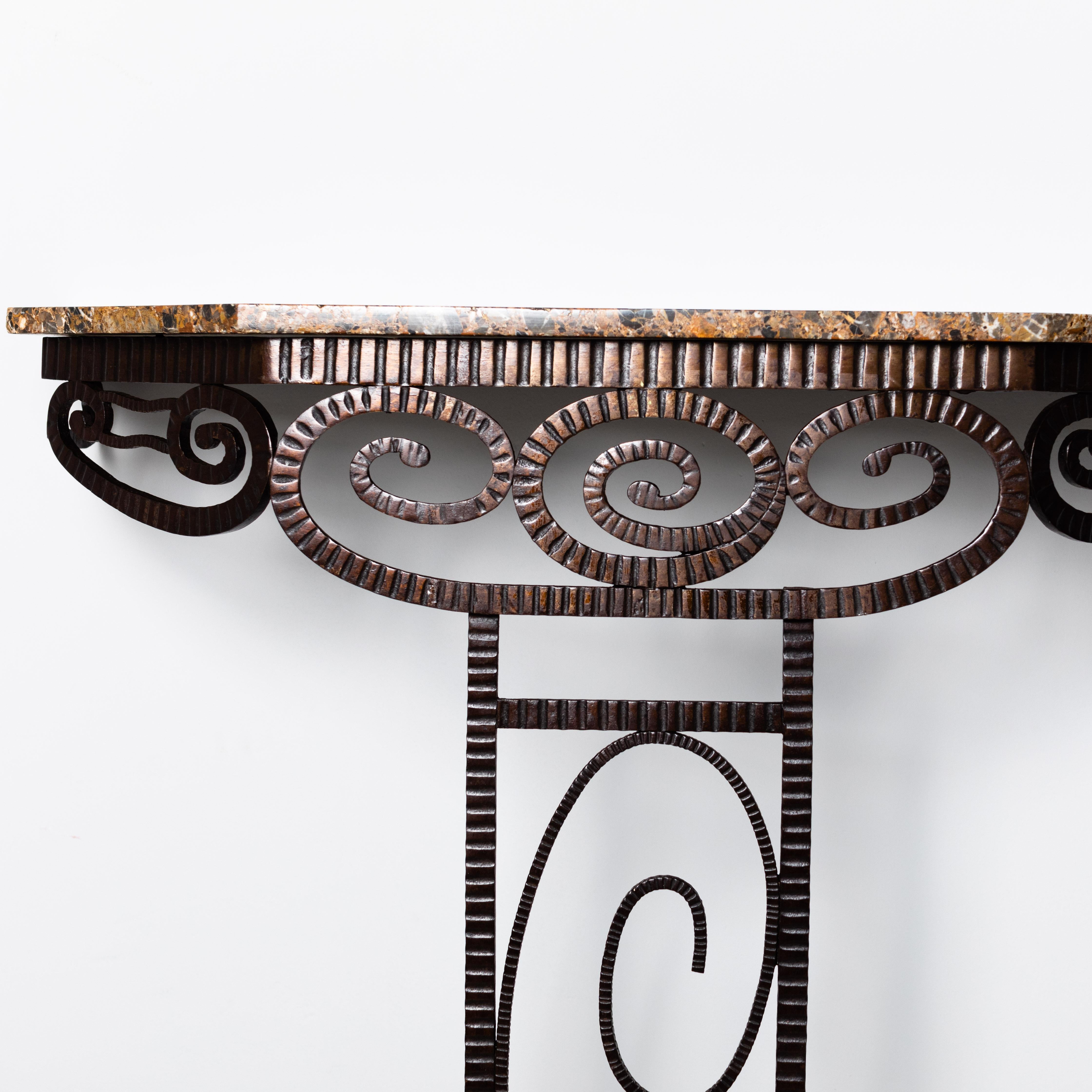 Art déco Table console Art Déco en fer forgé français avec plateau en marbre brun-gris, années 1930 en vente