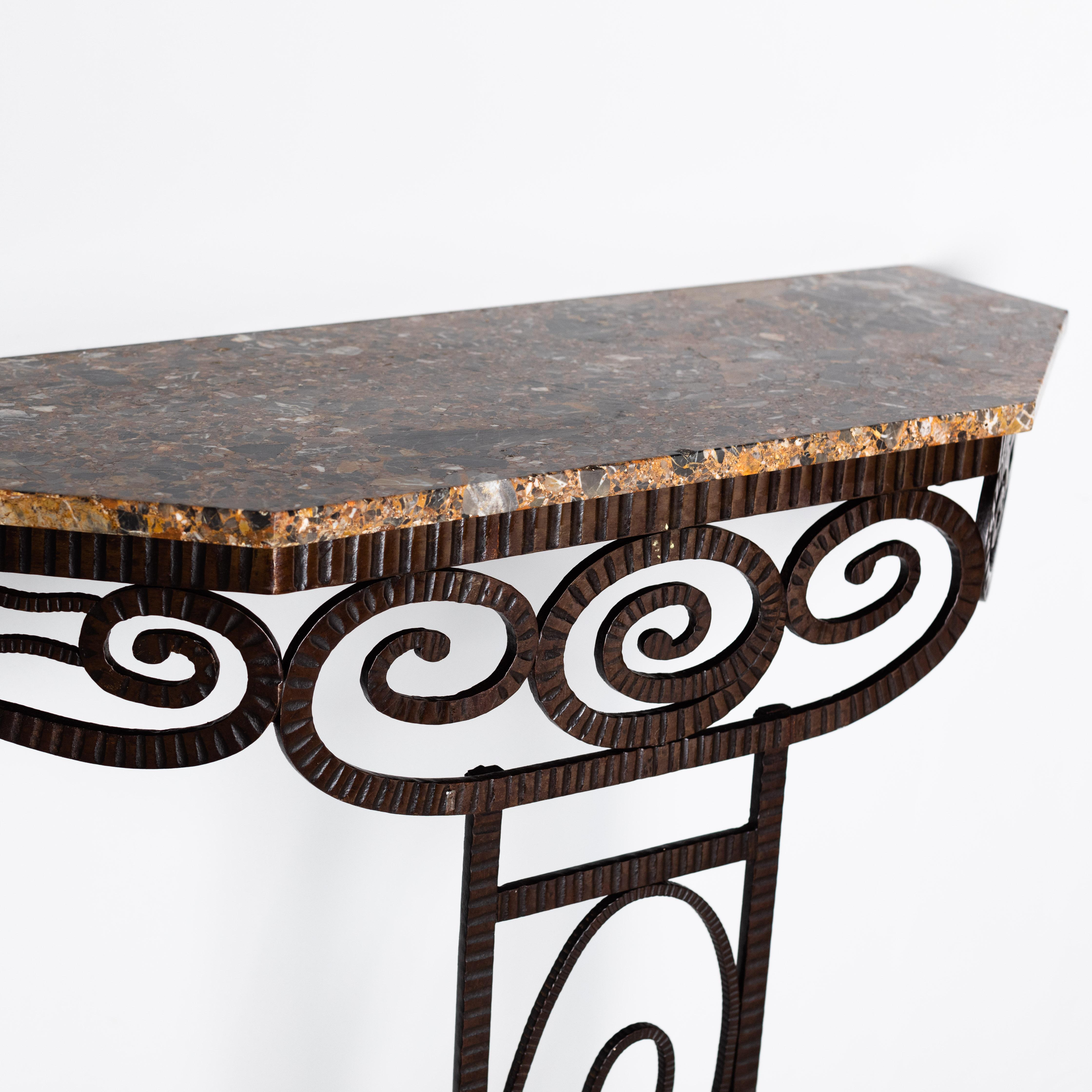 Fait main Table console Art Déco en fer forgé français avec plateau en marbre brun-gris, années 1930 en vente