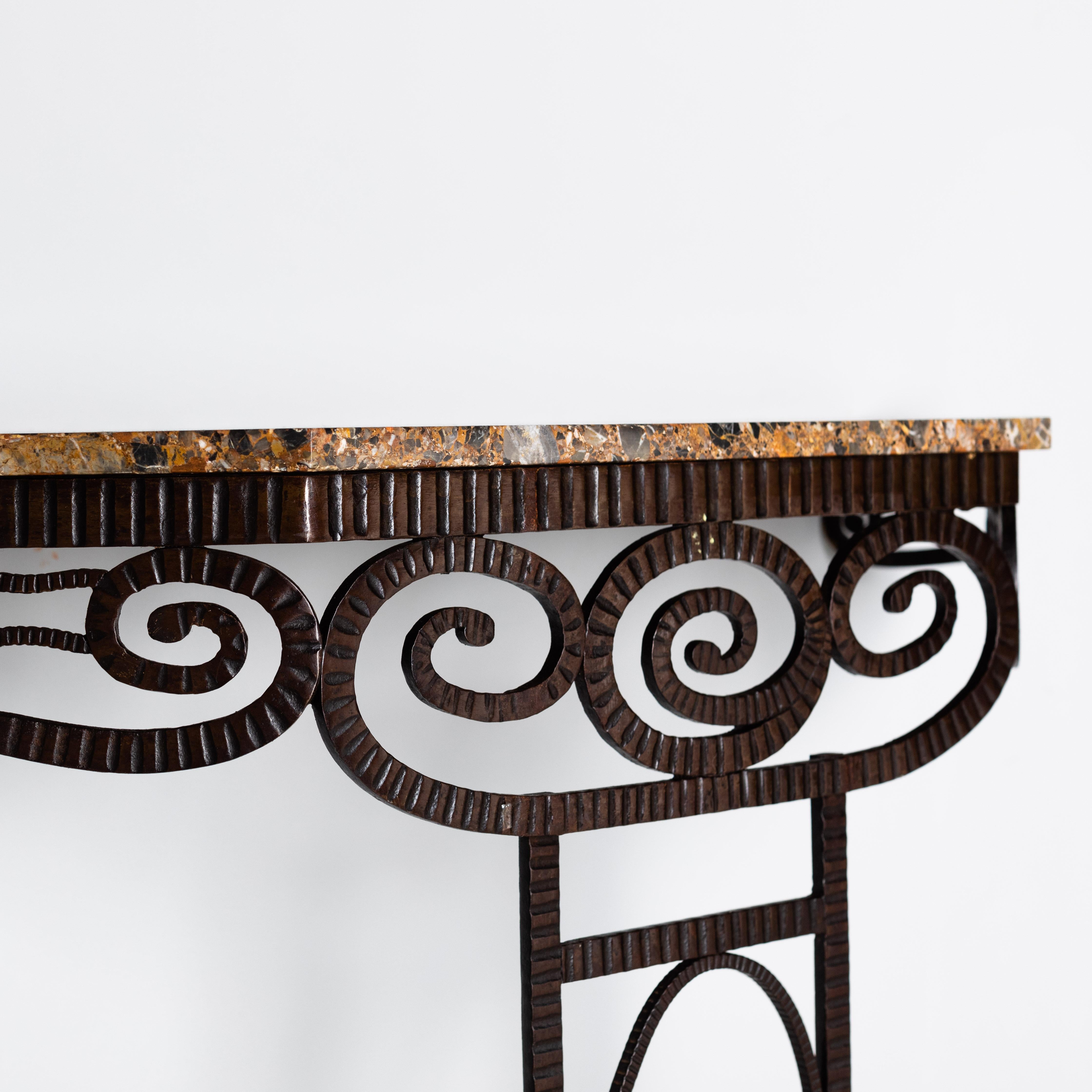 Début du 20ème siècle Table console Art Déco en fer forgé français avec plateau en marbre brun-gris, années 1930 en vente