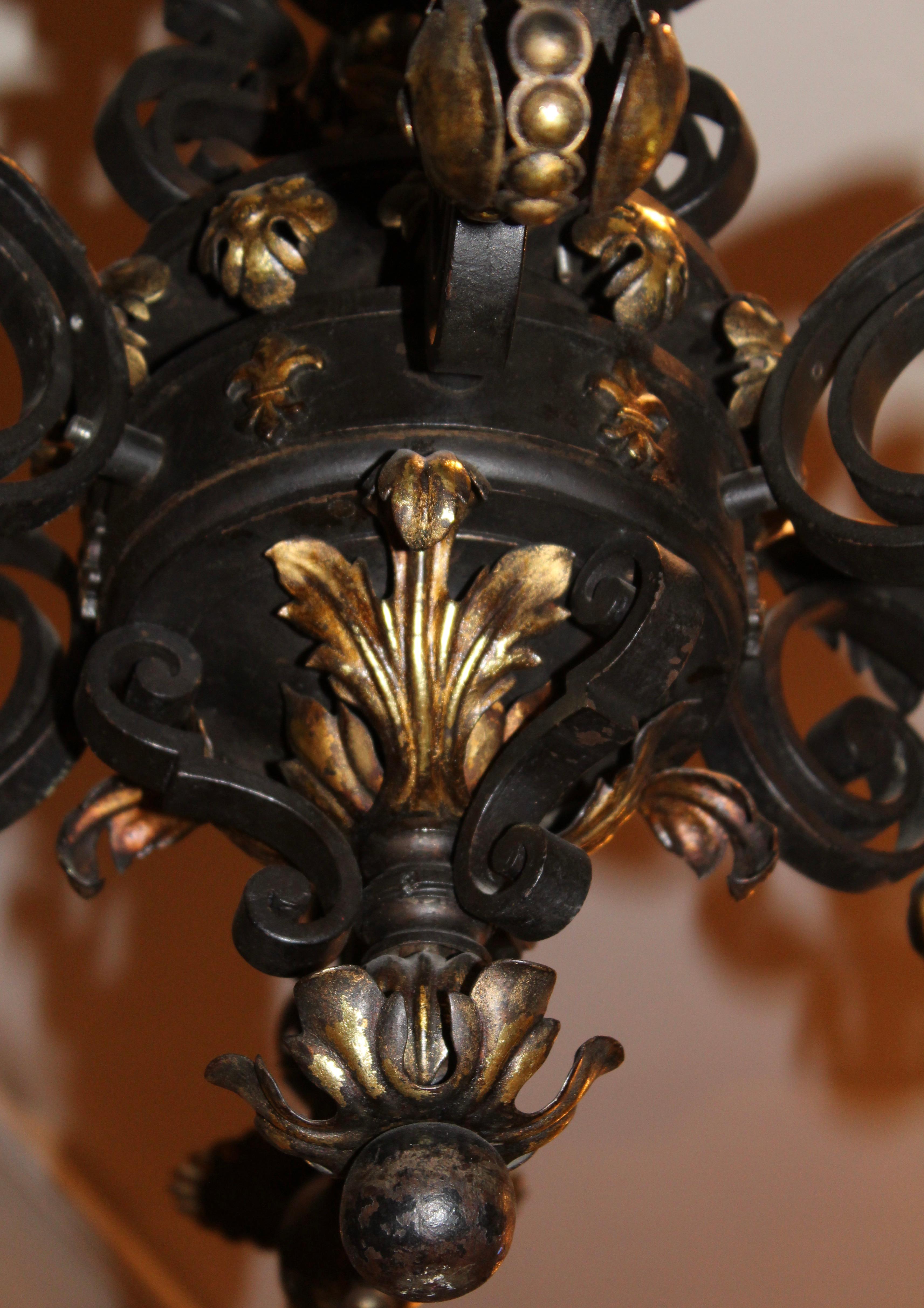 Baronialer schmiedeeiserner Kronleuchter mit vergoldeten Fleur-de-Lis-Motiven aus Frankreich, um 1890 im Angebot 4