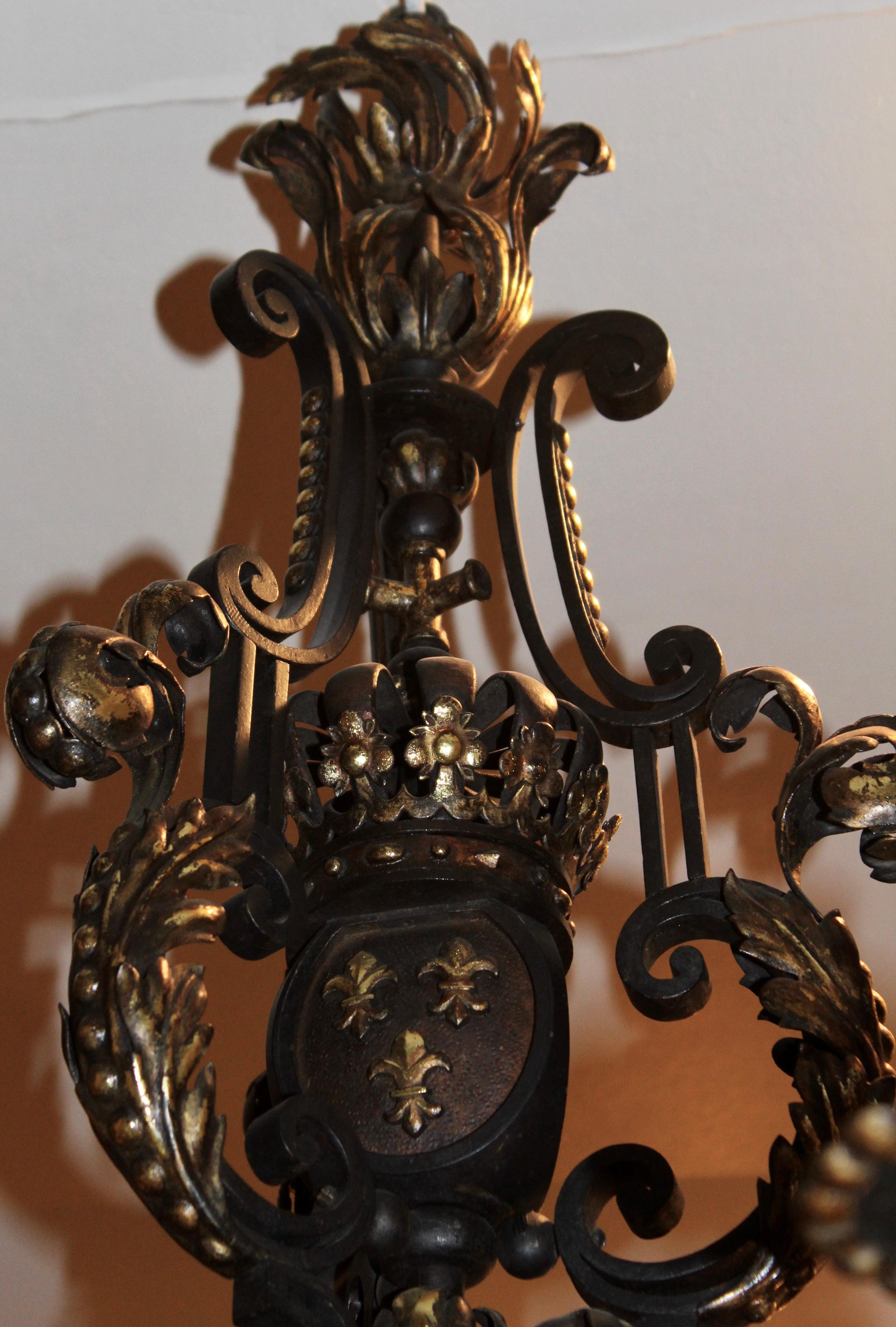 Baronialer schmiedeeiserner Kronleuchter mit vergoldeten Fleur-de-Lis-Motiven aus Frankreich, um 1890 (Französisch) im Angebot