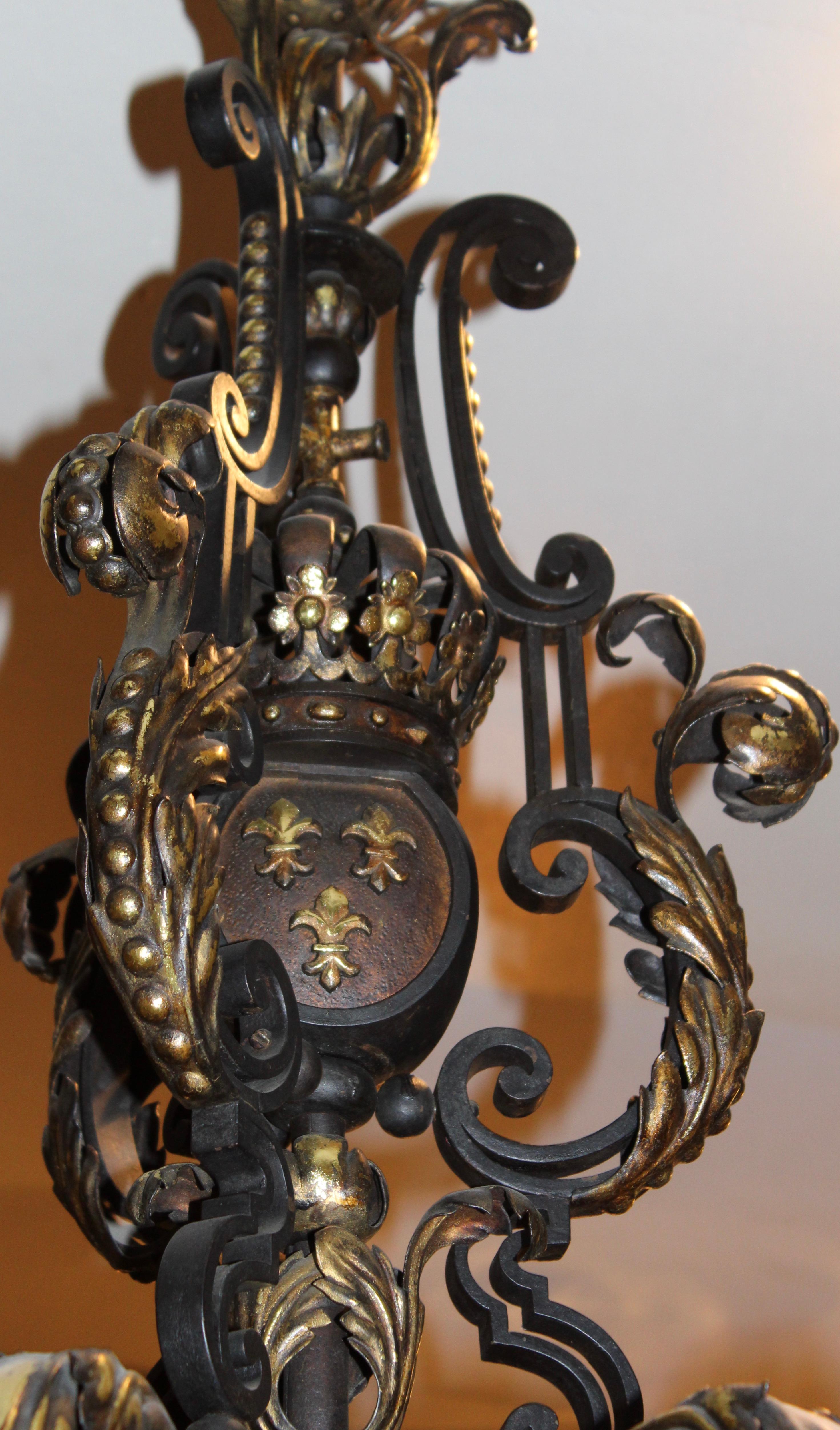 Baronialer schmiedeeiserner Kronleuchter mit vergoldeten Fleur-de-Lis-Motiven aus Frankreich, um 1890 im Zustand „Gut“ im Angebot in London, GB