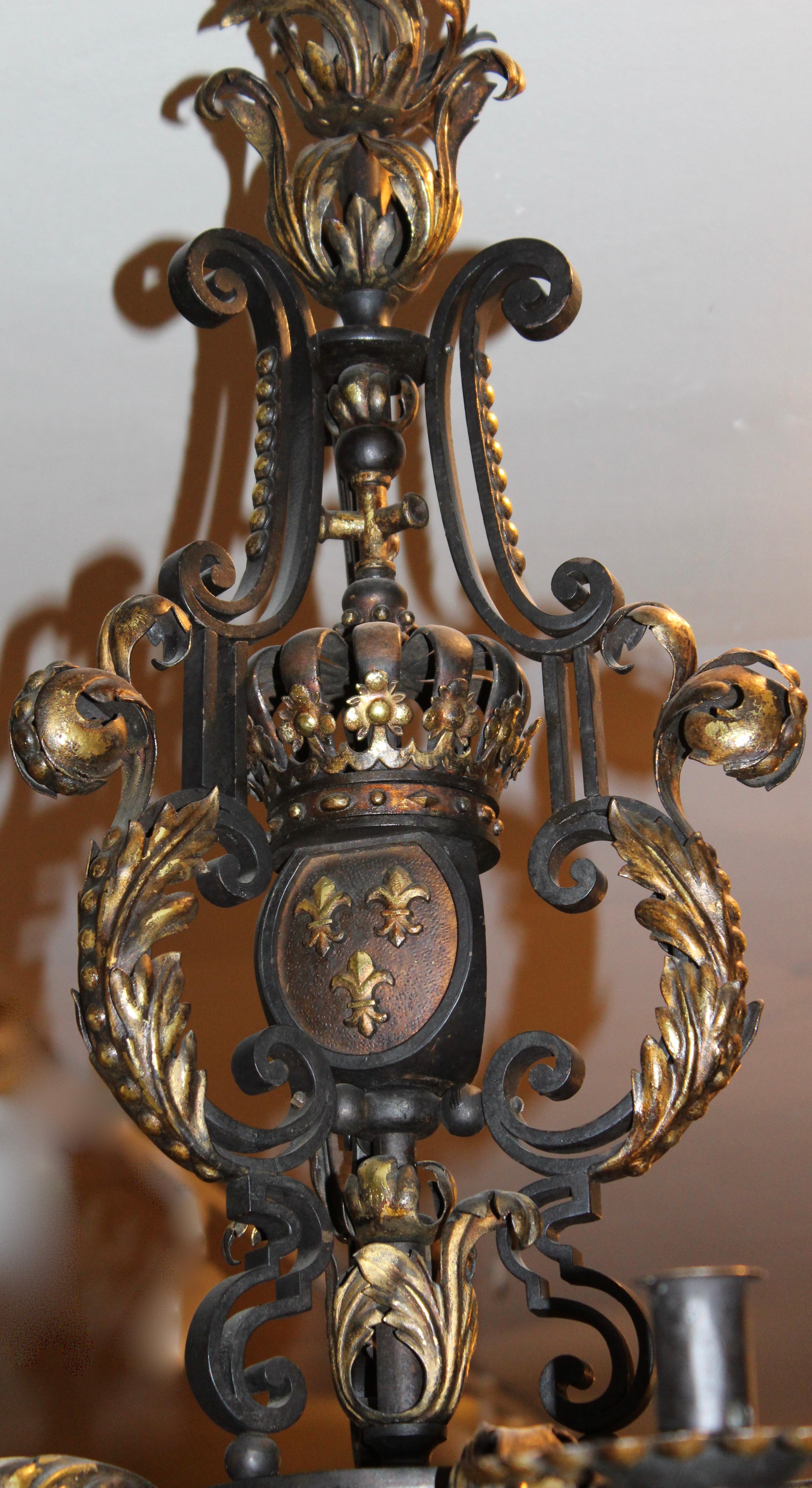 Baronialer schmiedeeiserner Kronleuchter mit vergoldeten Fleur-de-Lis-Motiven aus Frankreich, um 1890 (Schmiedeeisen) im Angebot