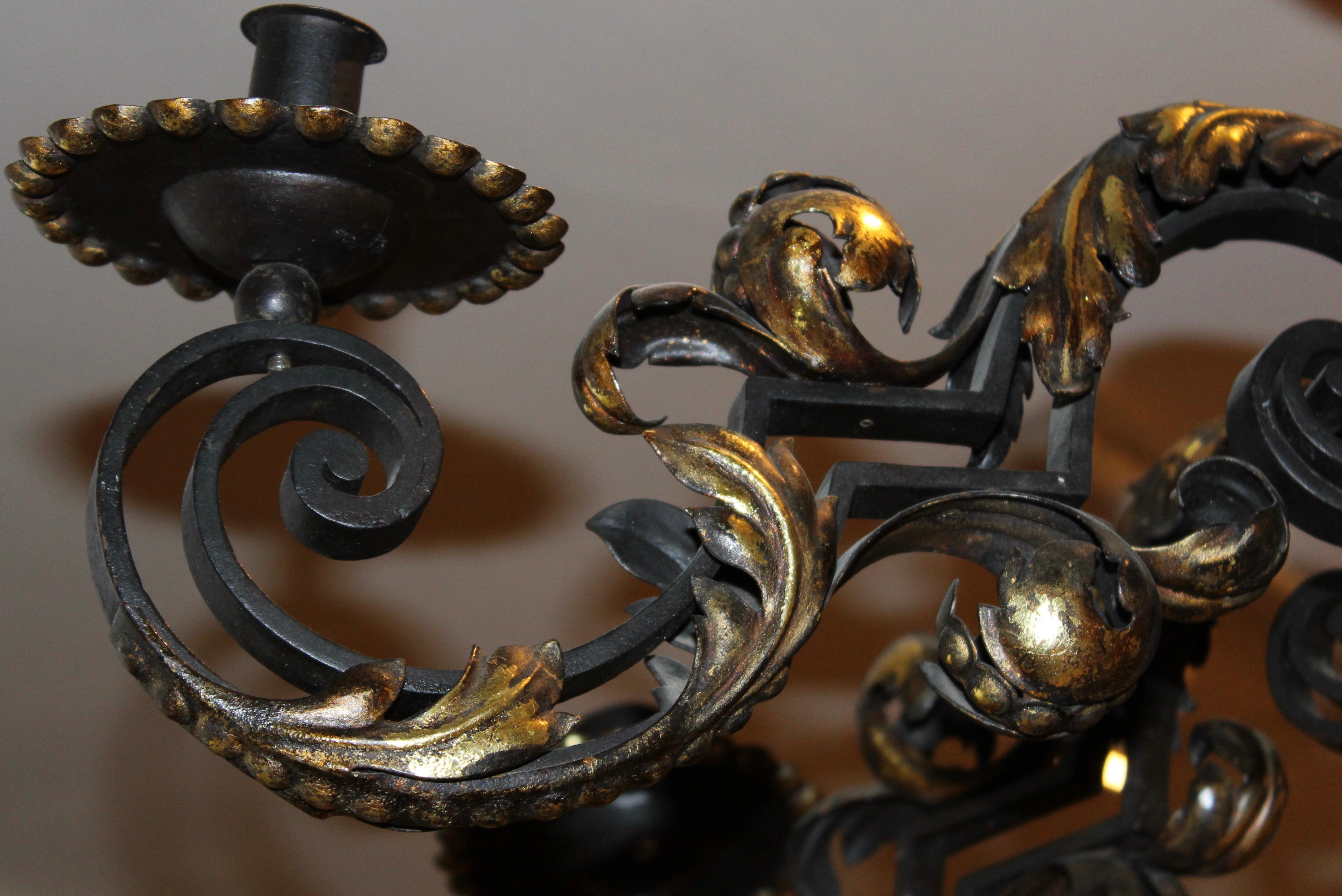 Baronialer schmiedeeiserner Kronleuchter mit vergoldeten Fleur-de-Lis-Motiven aus Frankreich, um 1890 im Angebot 1
