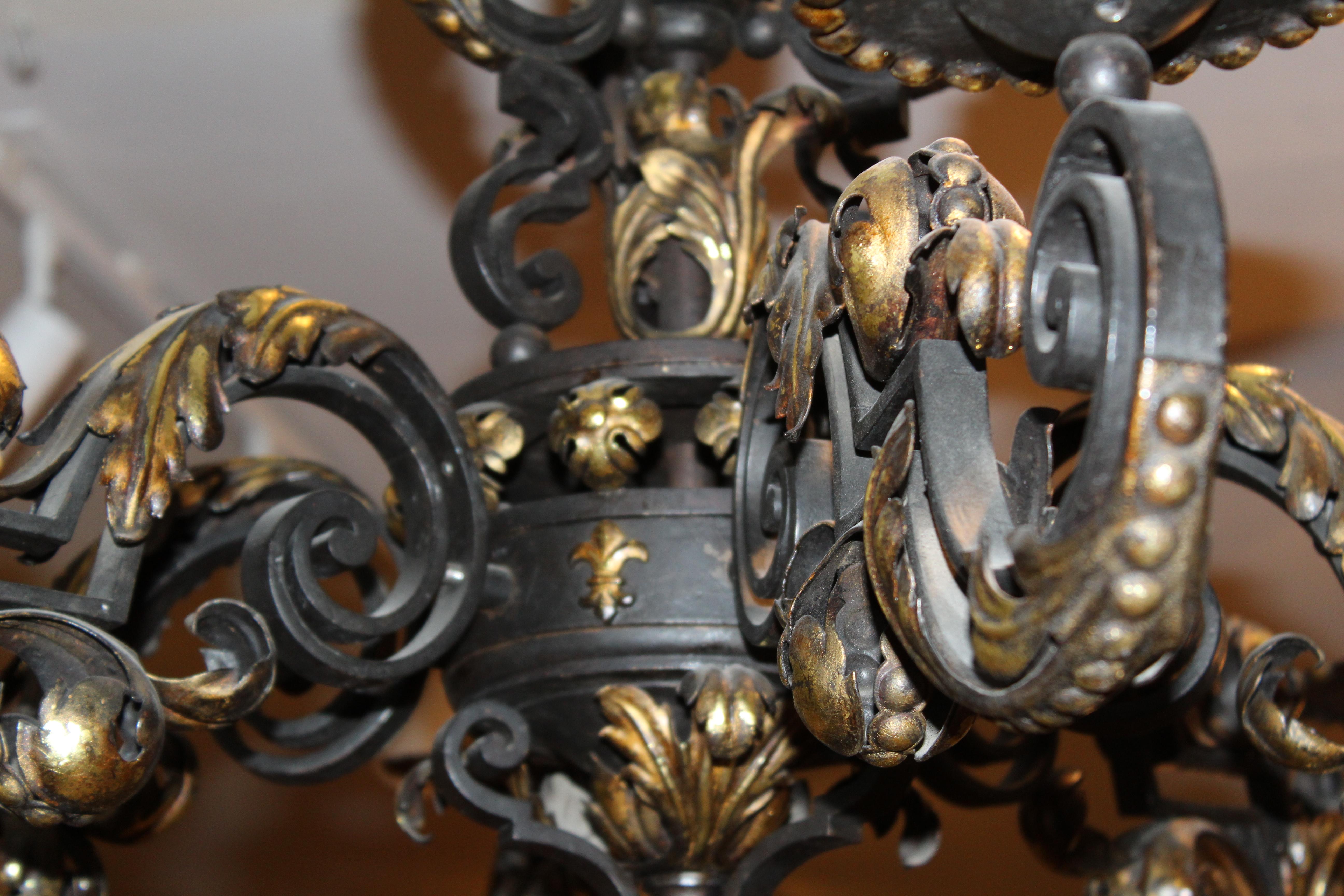 Baronialer schmiedeeiserner Kronleuchter mit vergoldeten Fleur-de-Lis-Motiven aus Frankreich, um 1890 im Angebot 3