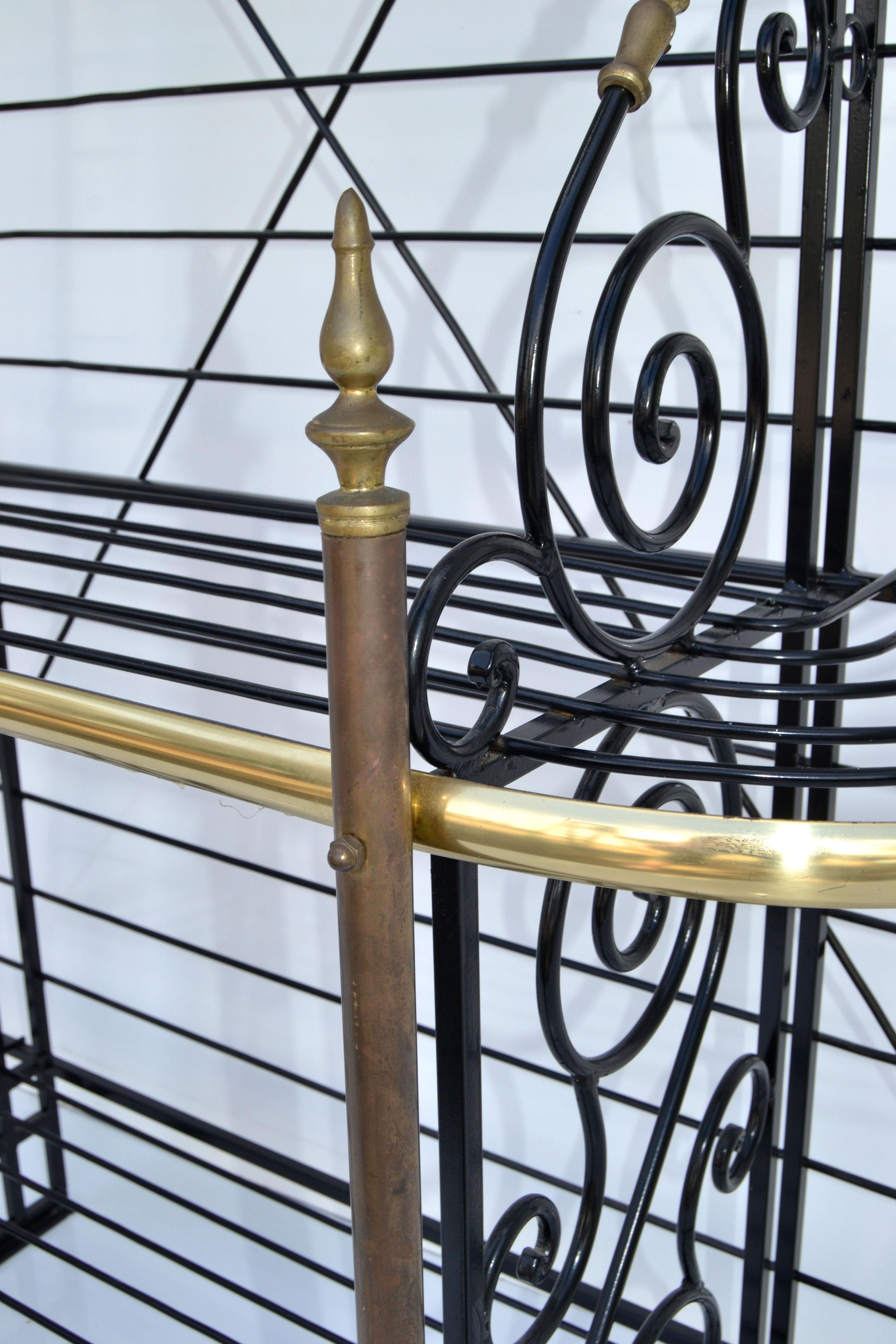 French Wrought Iron & Brass 4 Tier Bakery Shelf in Black & Gold Finish Etagere In Good Condition For Sale In Miami, FL