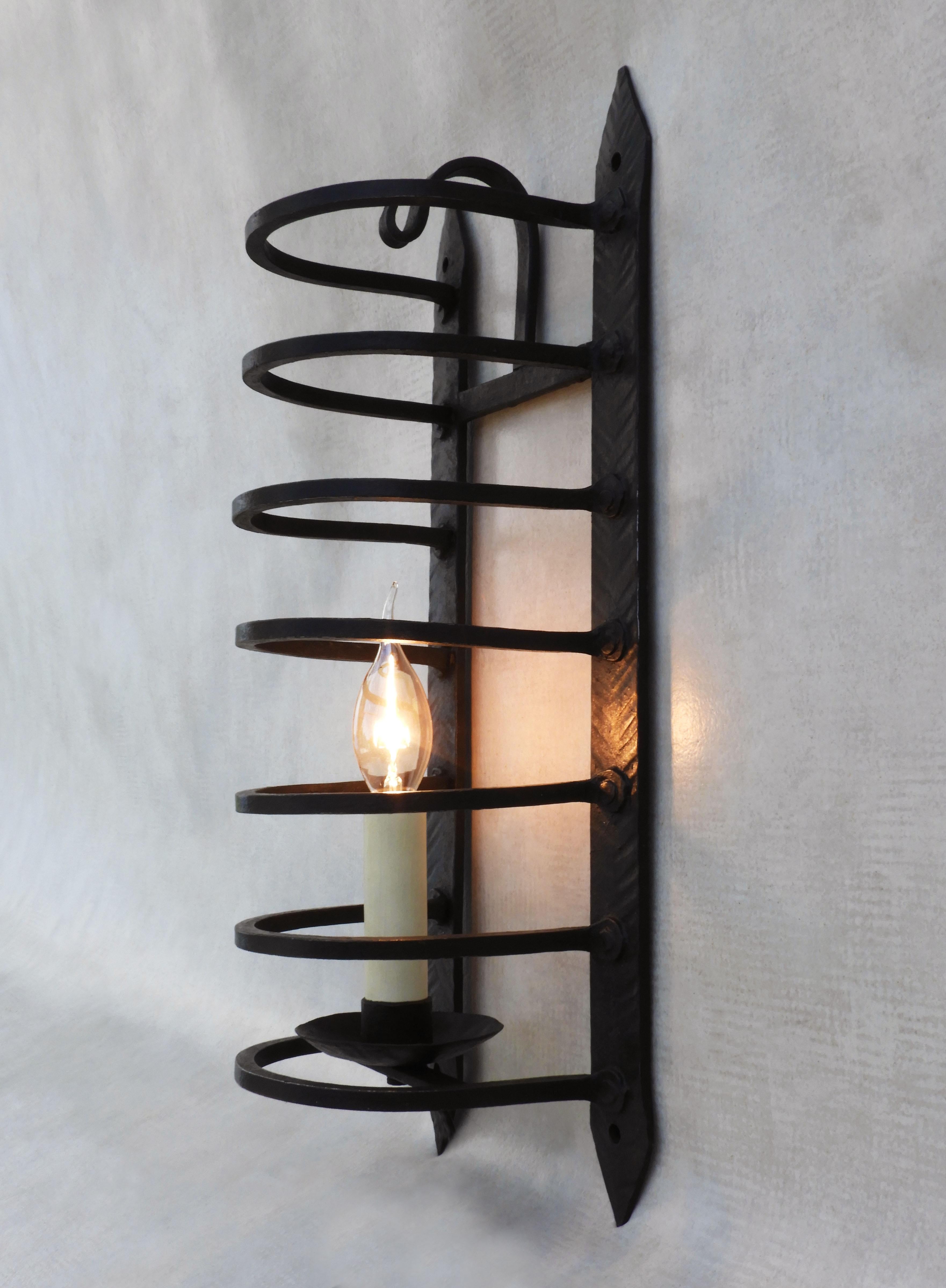 French Wrought Iron Caged Wall Light Sconce, circa 1900 In Good Condition For Sale In Trensacq, FR