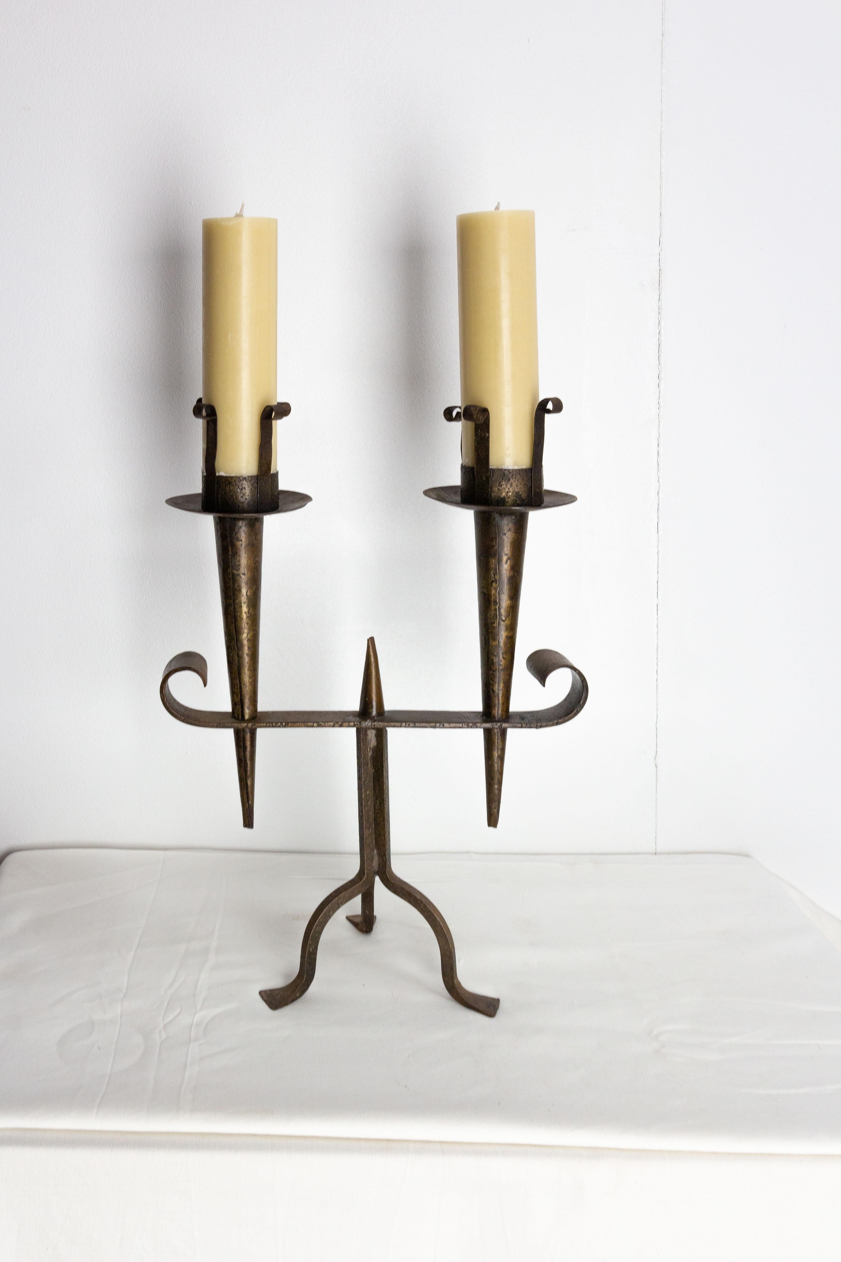 French wought iron double candle holder.
The candles will be delivered with the candleholder
Good condition.

Shipping:
16 x 33.5 x 48 cm 2.7 kg.