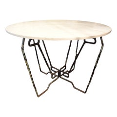 Mesa central francesa de hierro forjado con tablero de travertino