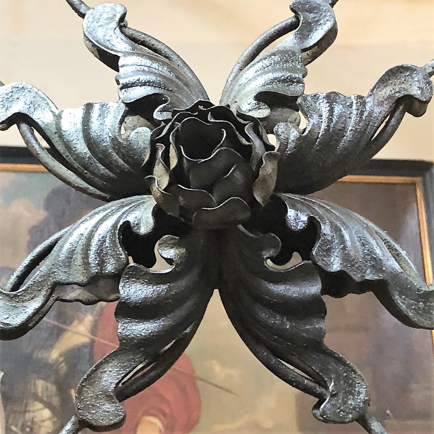 This oversized, 20th century, French, wrought iron chandelier features acanthus leaf decor and a rosette in the centre.

Origin: France

Measurements:
45