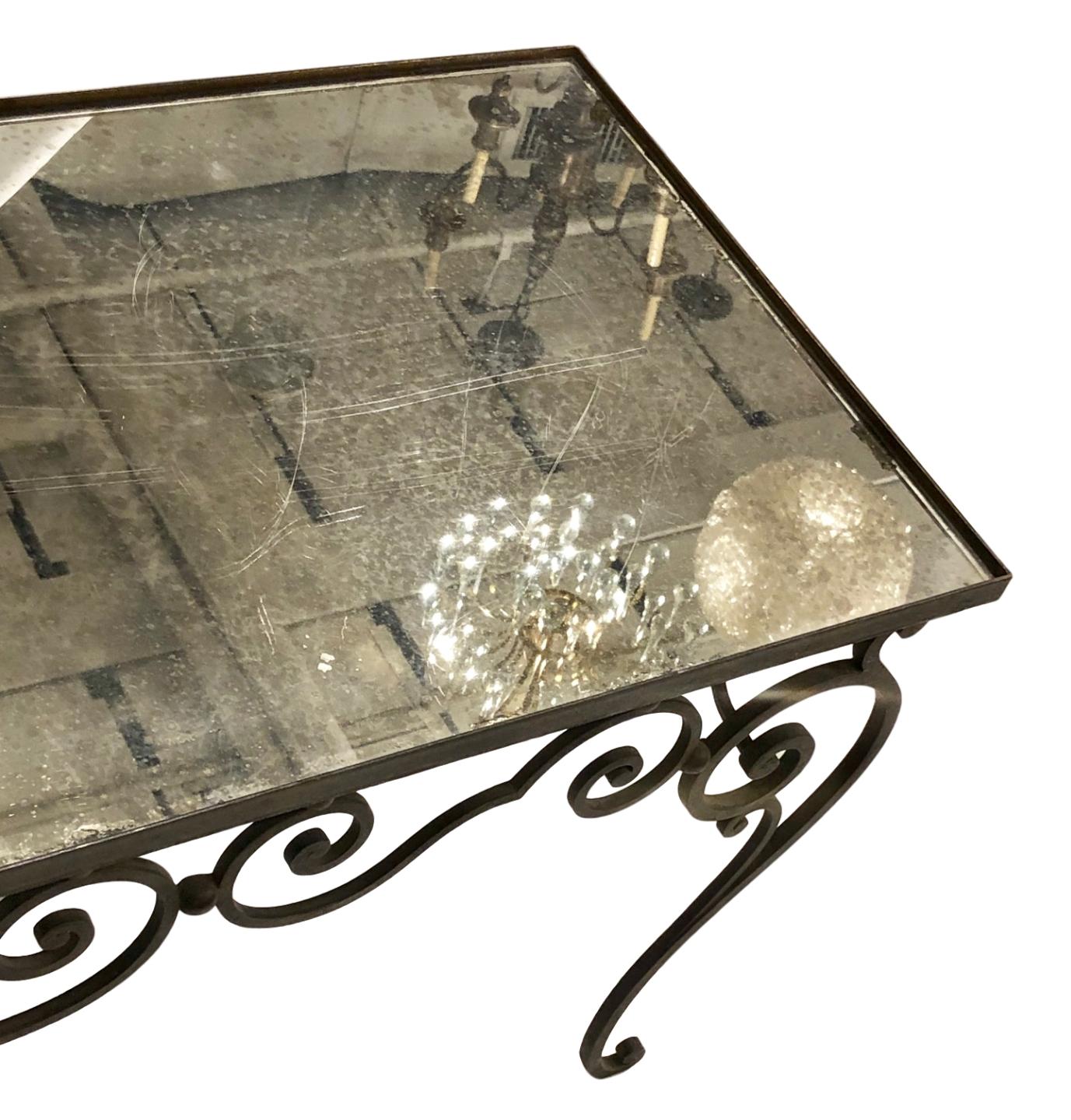 Table basse française en fer forgé des années 1940 avec dessus en miroir.

Mesures :
Hauteur 17.25