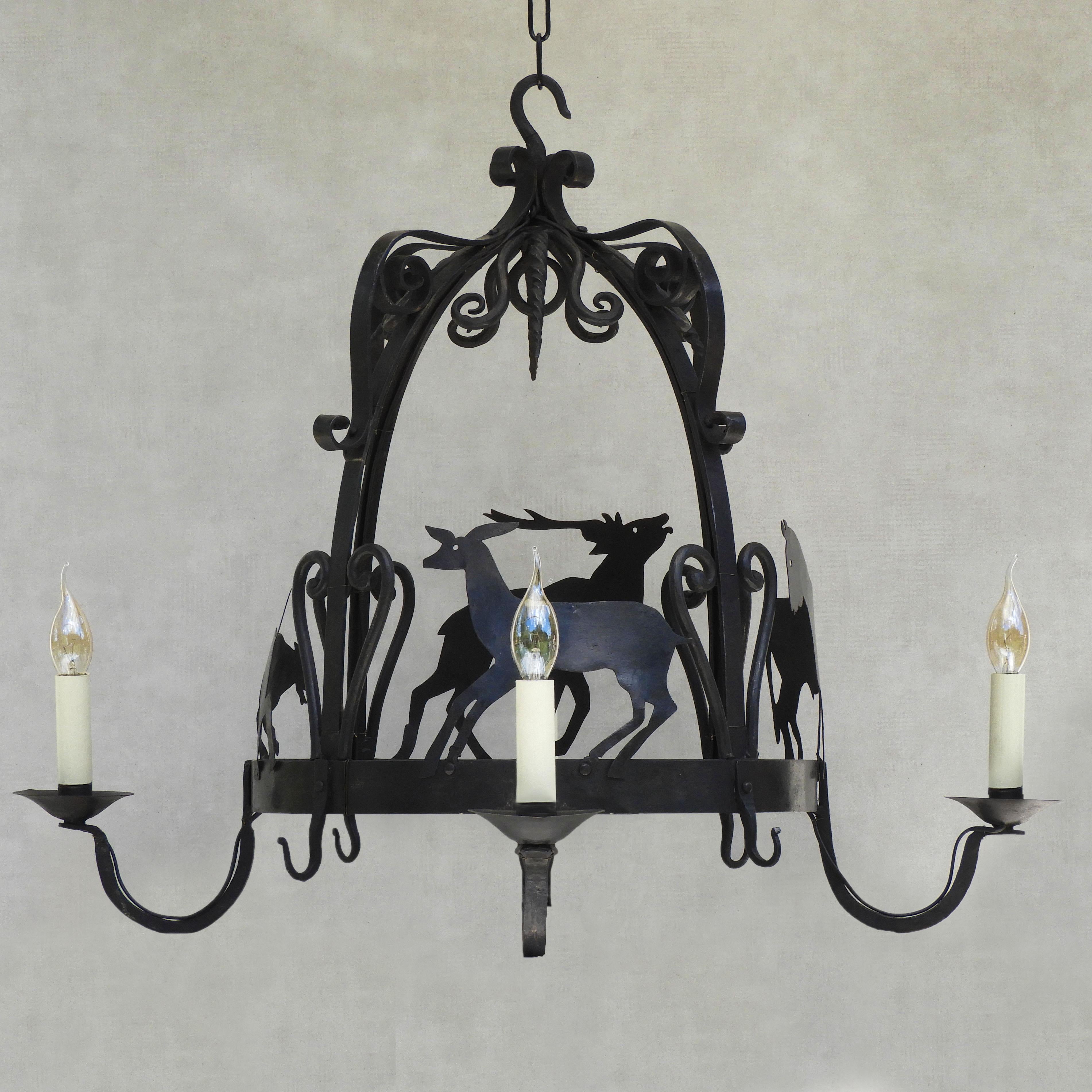 Lampadario francese in ferro battuto con appendiabiti a corona del 1900 circa
Lampadario provinciale francese in ferro battuto a quattro candele 
