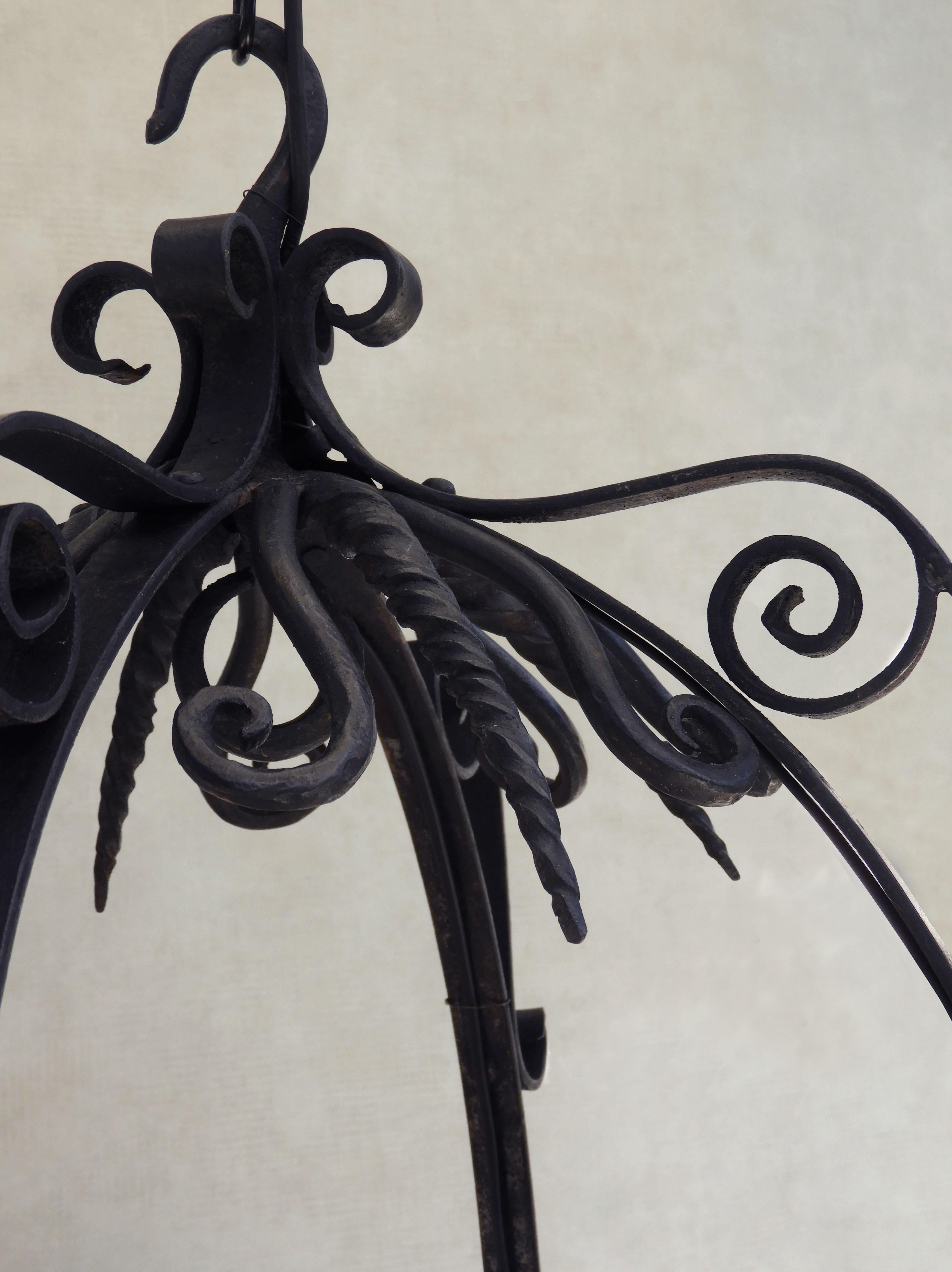Lampadario francese in ferro battuto con appendiabiti a corona del 1900 circa In condizioni buone in vendita a Trensacq, FR