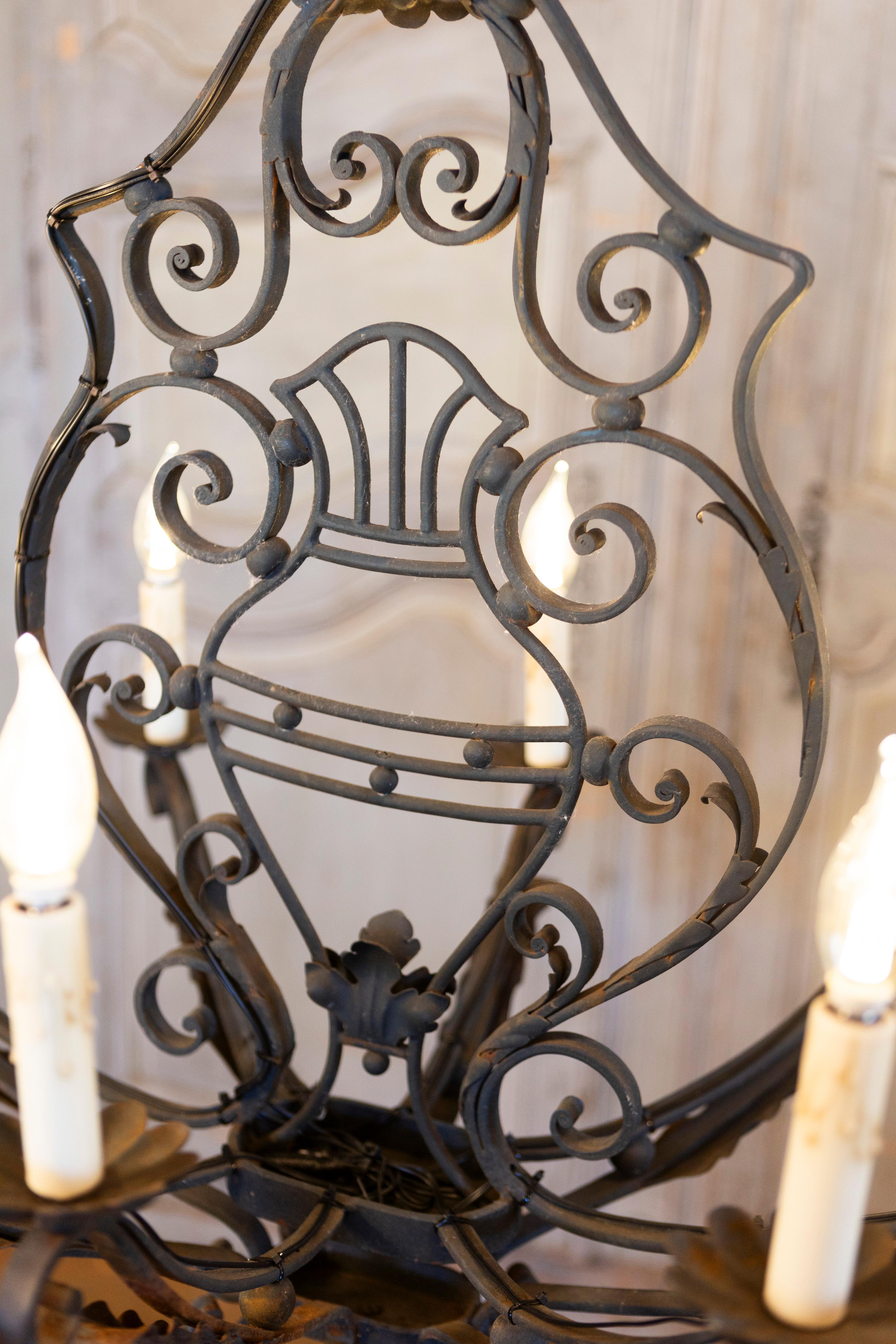 Lustre à huit lumières en fer forgé français avec motifs de volutes, USA câblé Bon état - En vente à Atlanta, GA