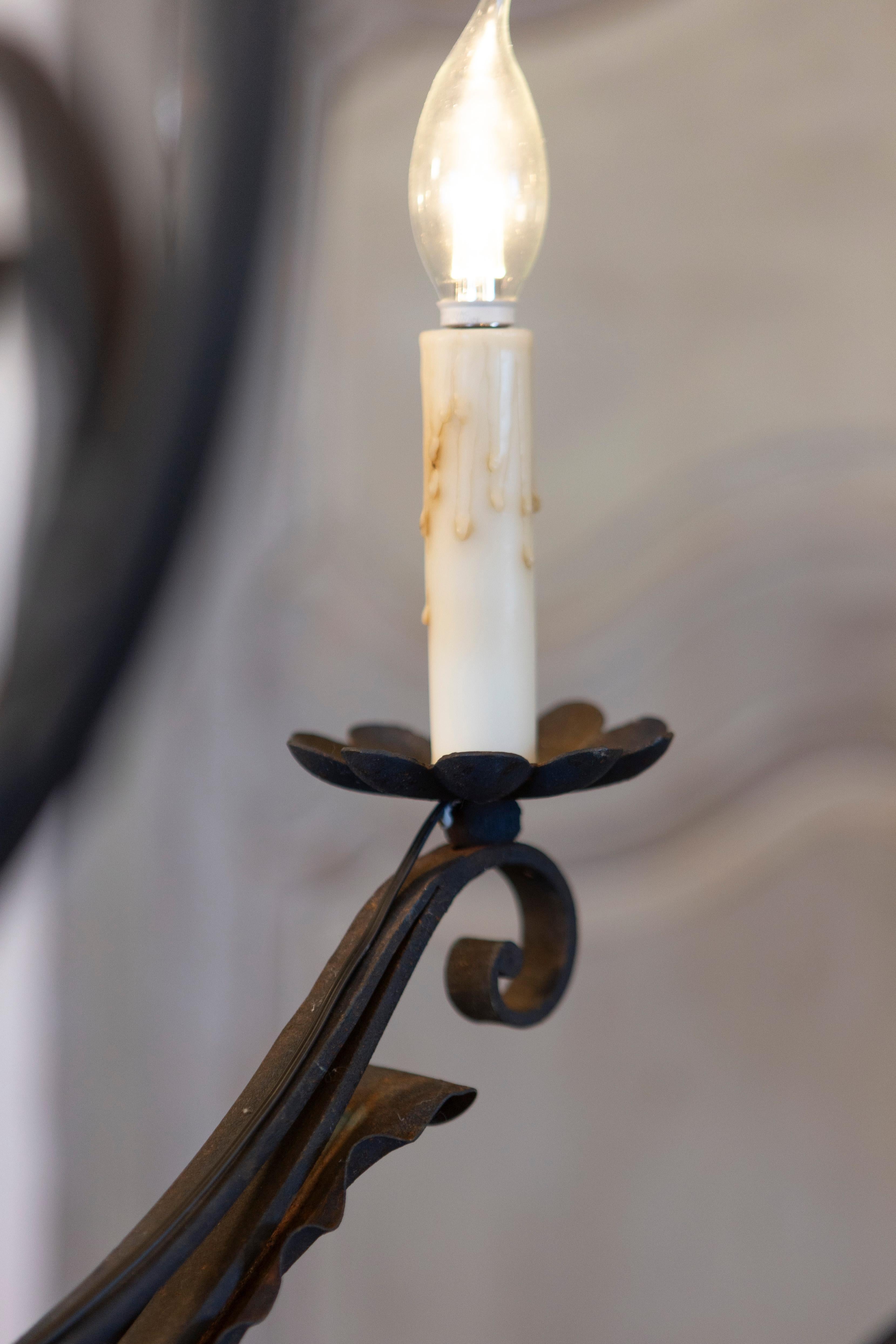 20ième siècle Lustre à huit lumières en fer forgé français avec motifs de volutes, USA câblé en vente