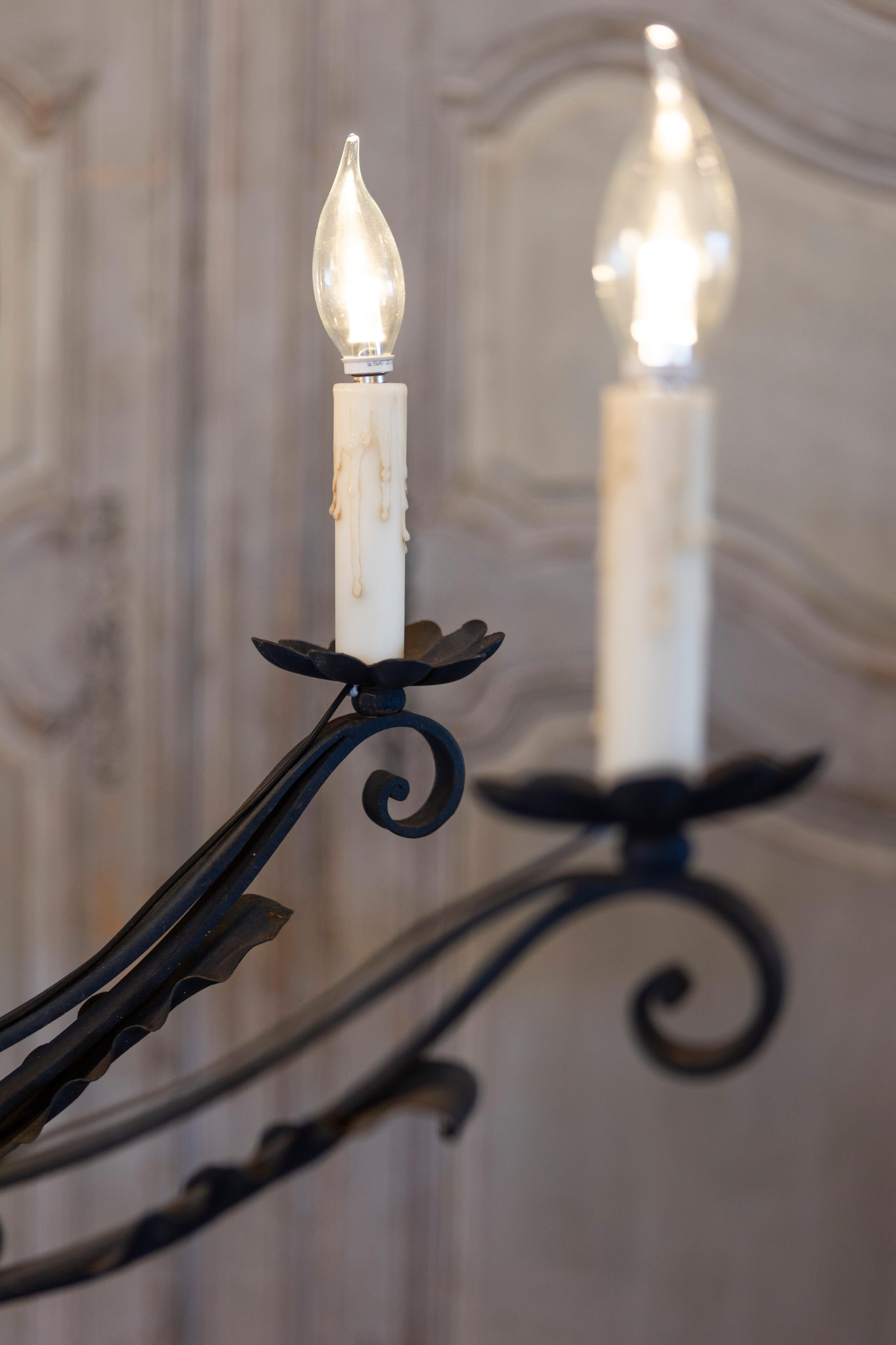 Fer forgé Lustre à huit lumières en fer forgé français avec motifs de volutes, USA câblé en vente