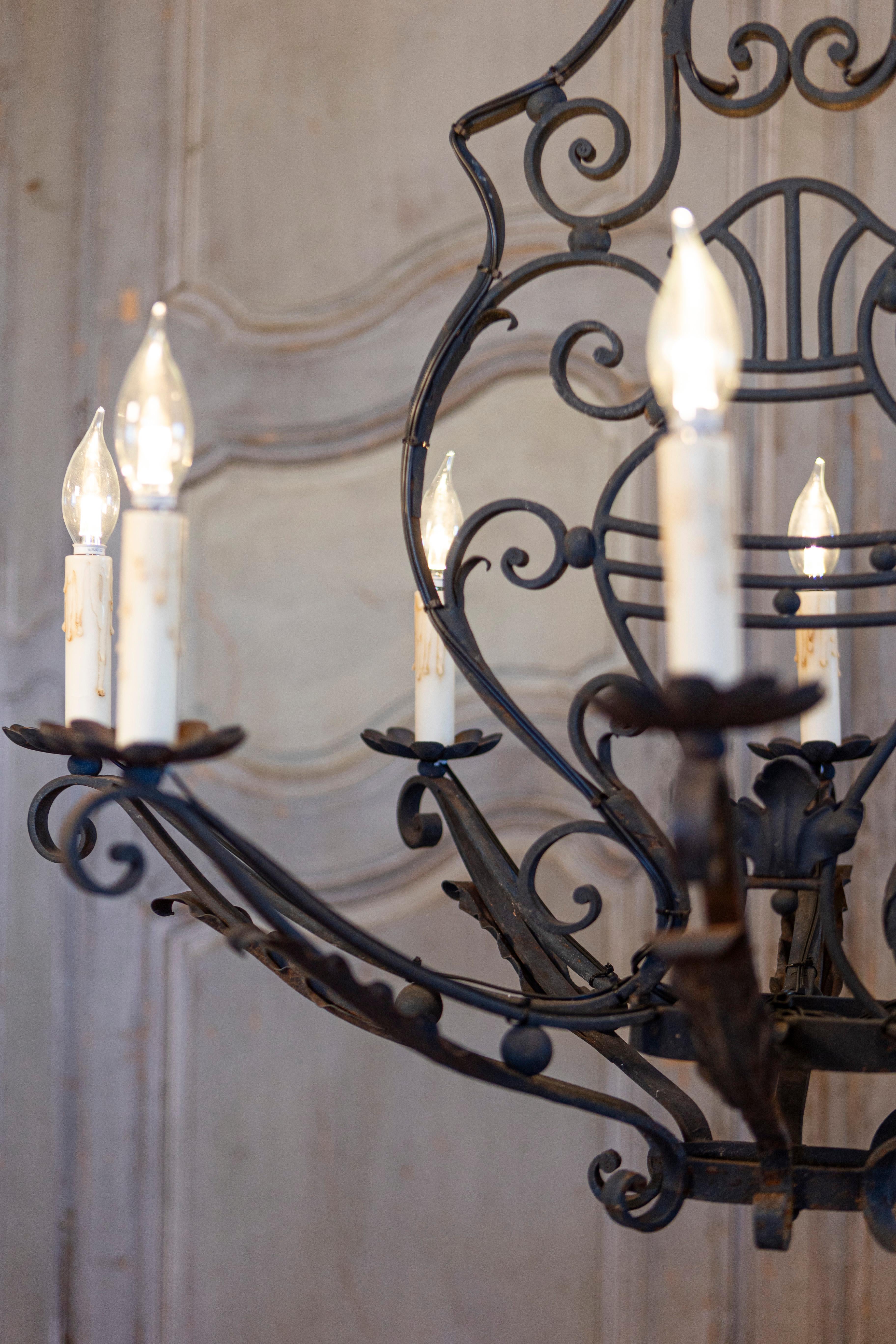 Lustre à huit lumières en fer forgé français avec motifs de volutes, USA câblé en vente 1