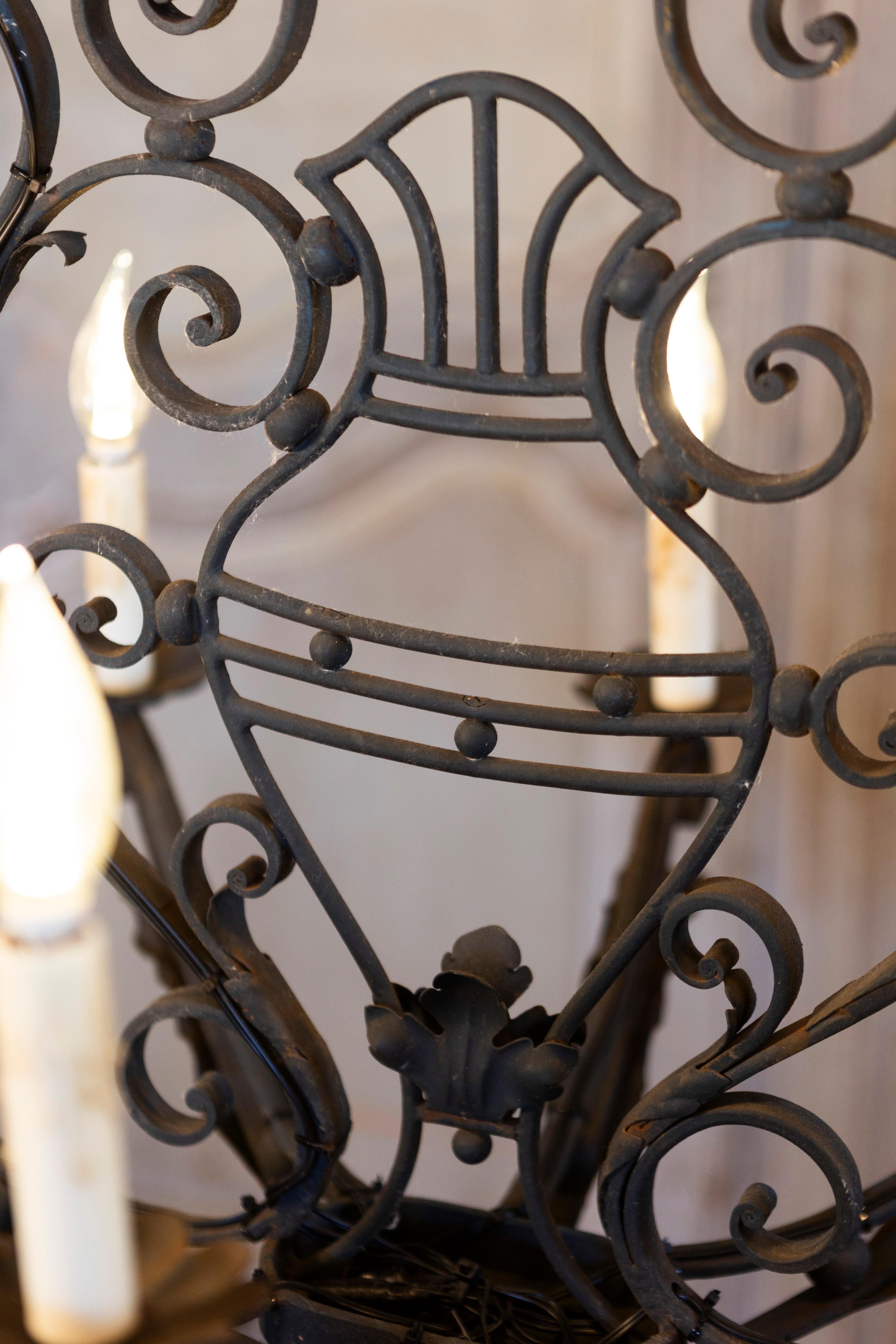 Lustre à huit lumières en fer forgé français avec motifs de volutes, USA câblé en vente 2
