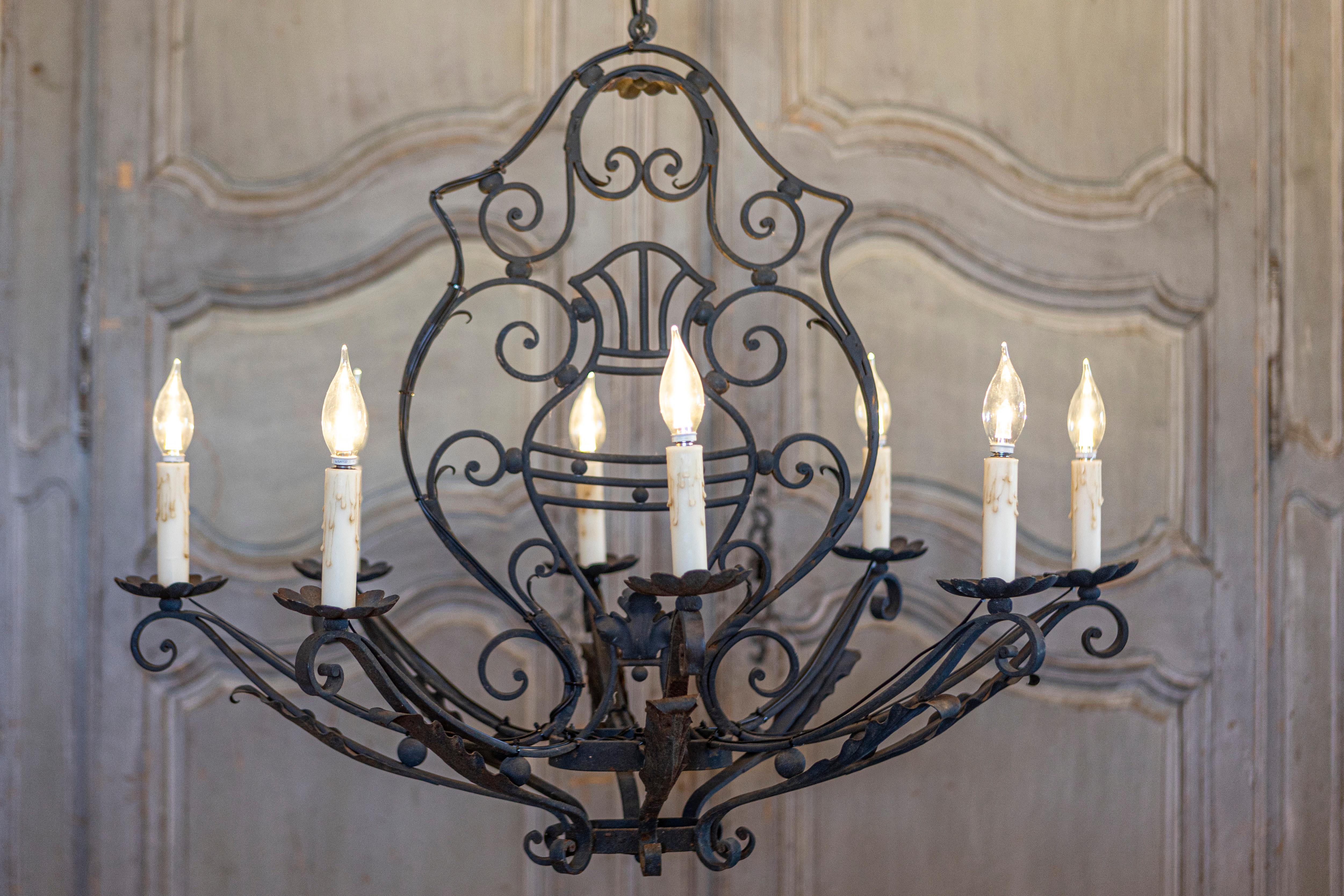 Lustre à huit lumières en fer forgé français avec motifs de volutes, USA câblé en vente 3