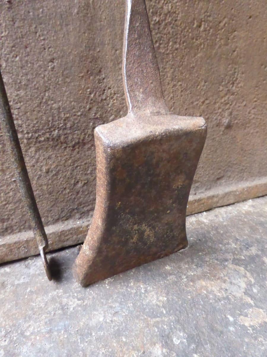 Attrezzi da camino in ferro battuto francese, periodo Luigi XV, XVIII secolo In condizioni buone in vendita a Soest, NL