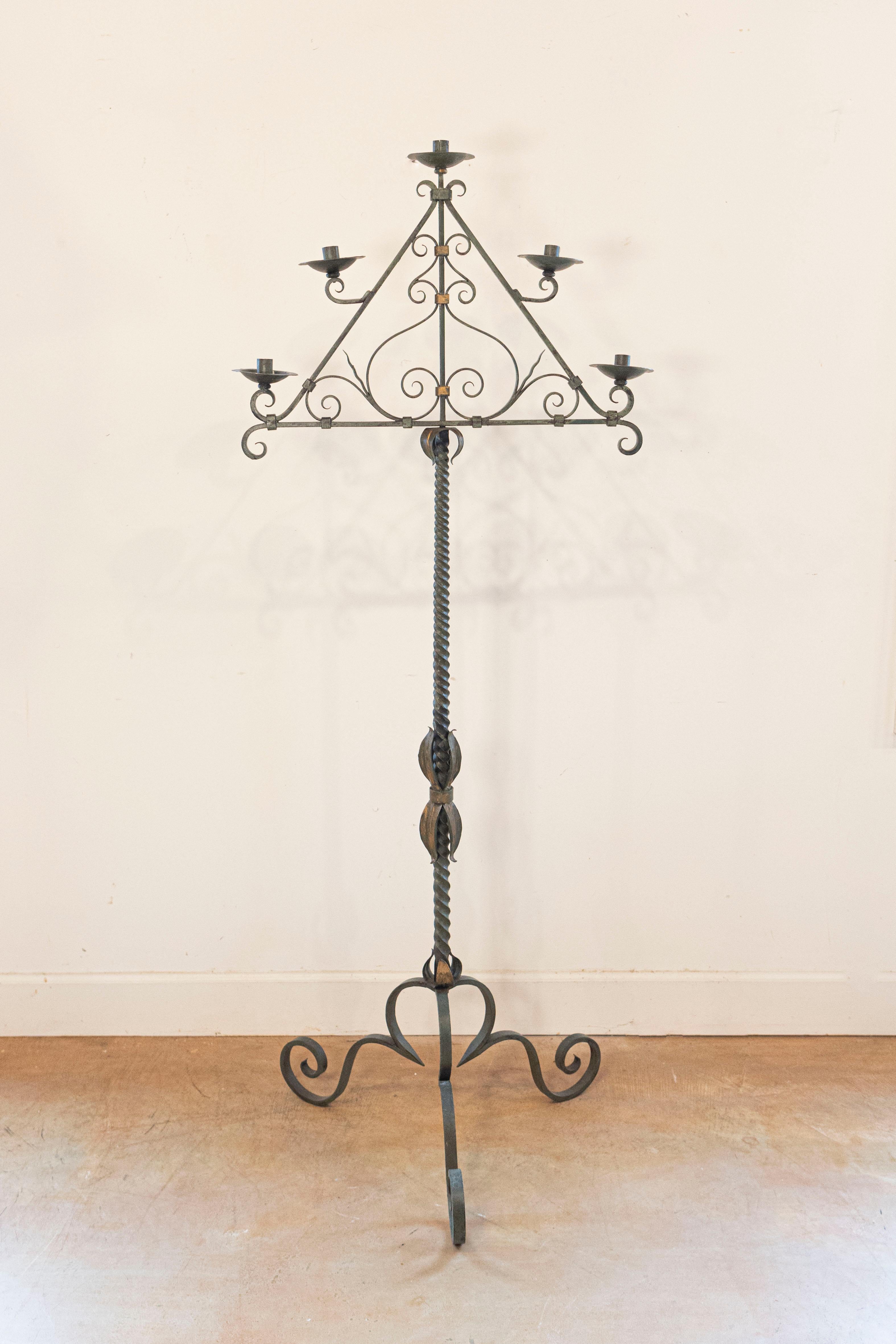 Un grande candelabro francese in ferro battuto del XX secolo con cinque bracci, laccatura celadon, accentuazioni dorate e base a treppiede. Creato in Francia durante il XX secolo, questo grande candelabro indipendente presenta una sezione superiore