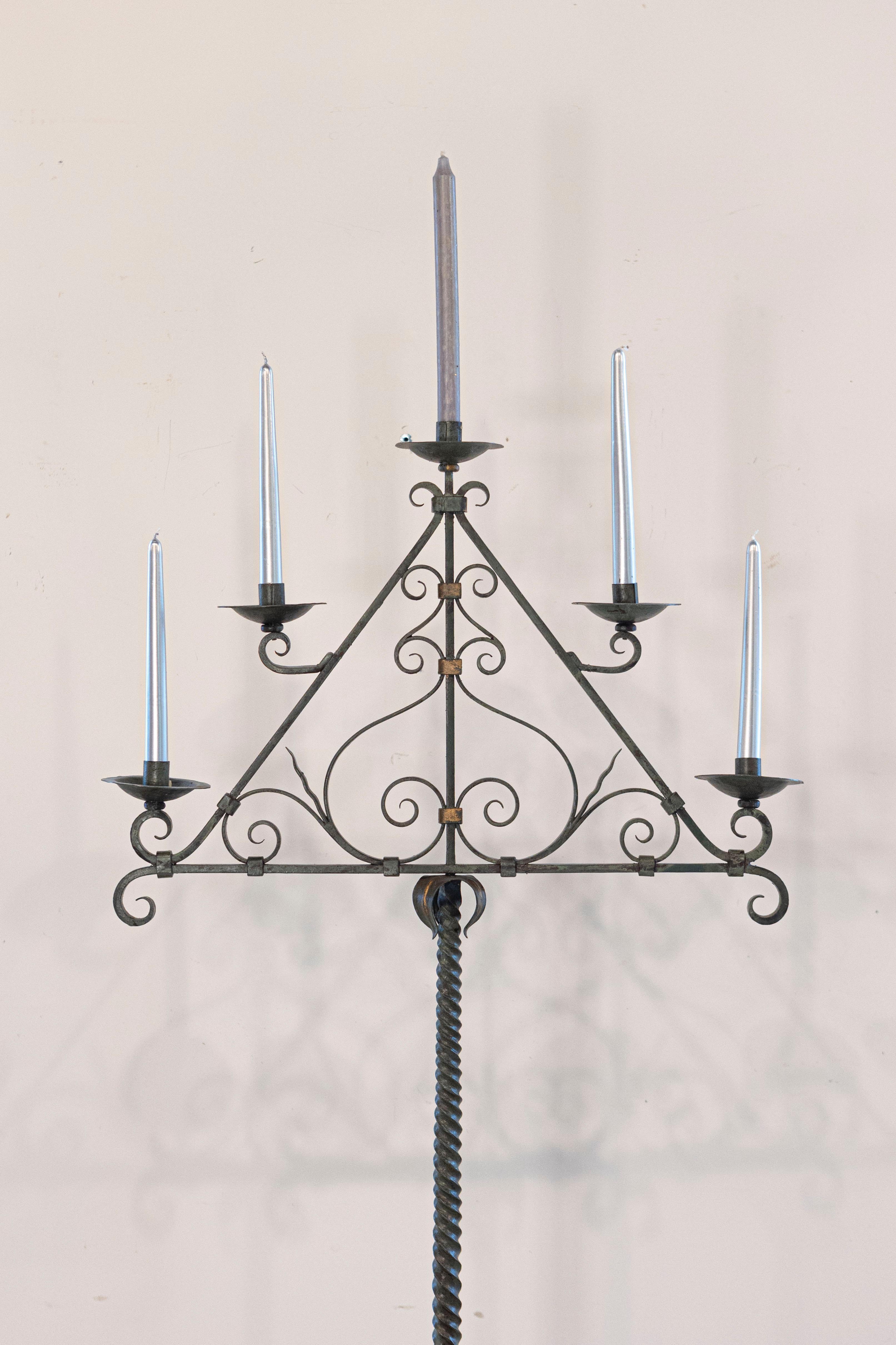 Francese Candelabro francese a cinque luci in ferro battuto con lacca celeste e accenti dorati in vendita