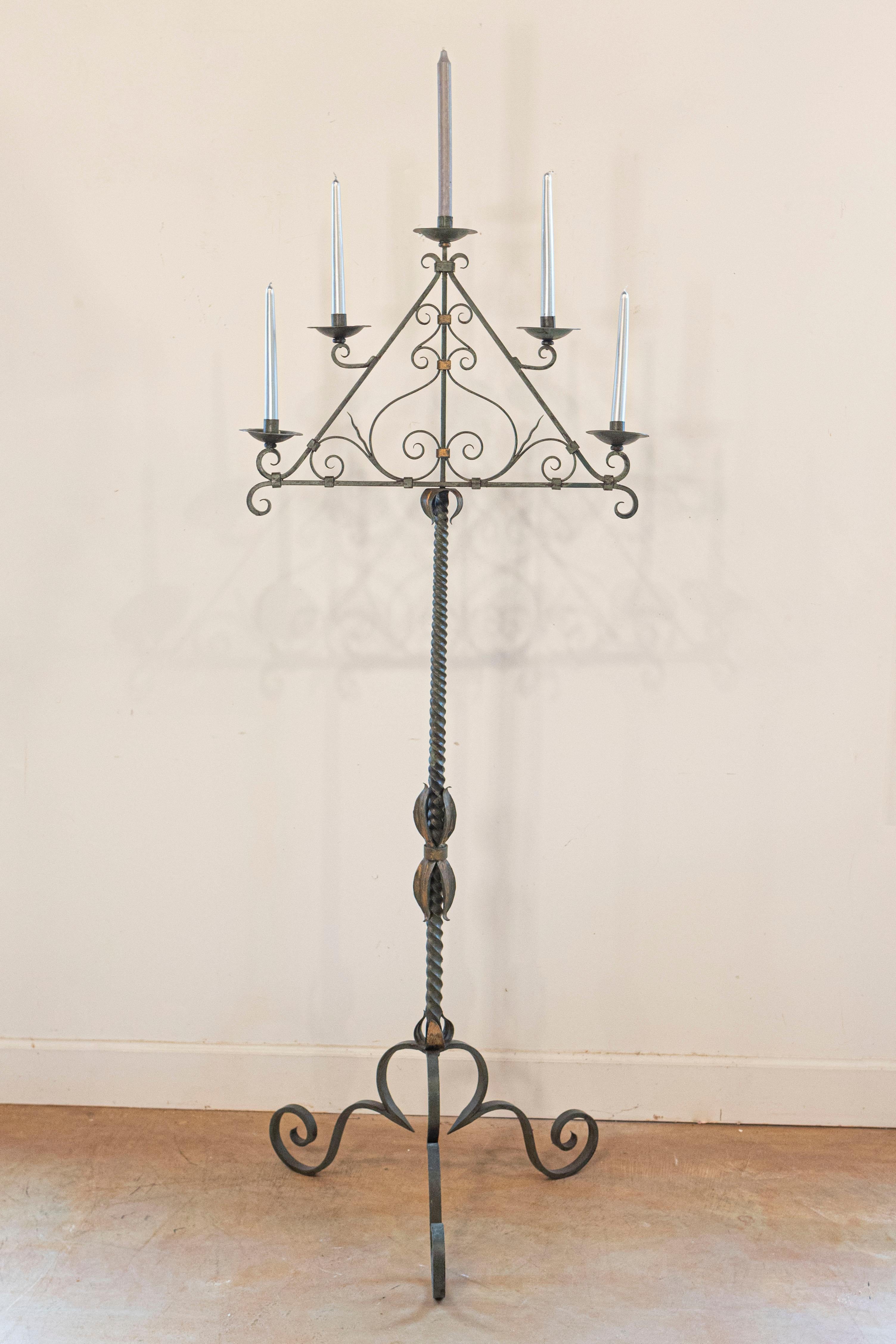 Dorato Candelabro francese a cinque luci in ferro battuto con lacca celeste e accenti dorati in vendita