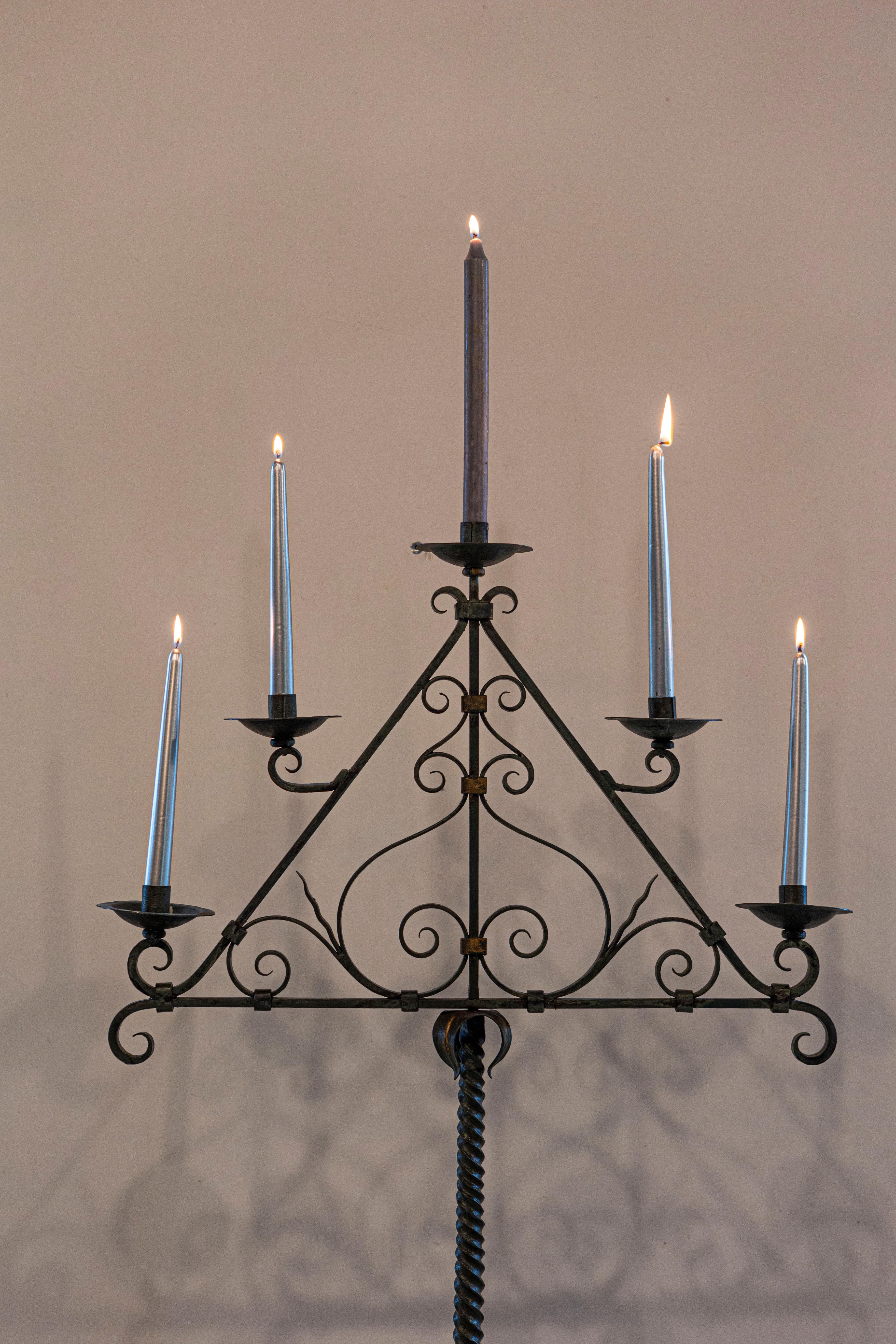 Candelabro francese a cinque luci in ferro battuto con lacca celeste e accenti dorati In condizioni buone in vendita a Atlanta, GA