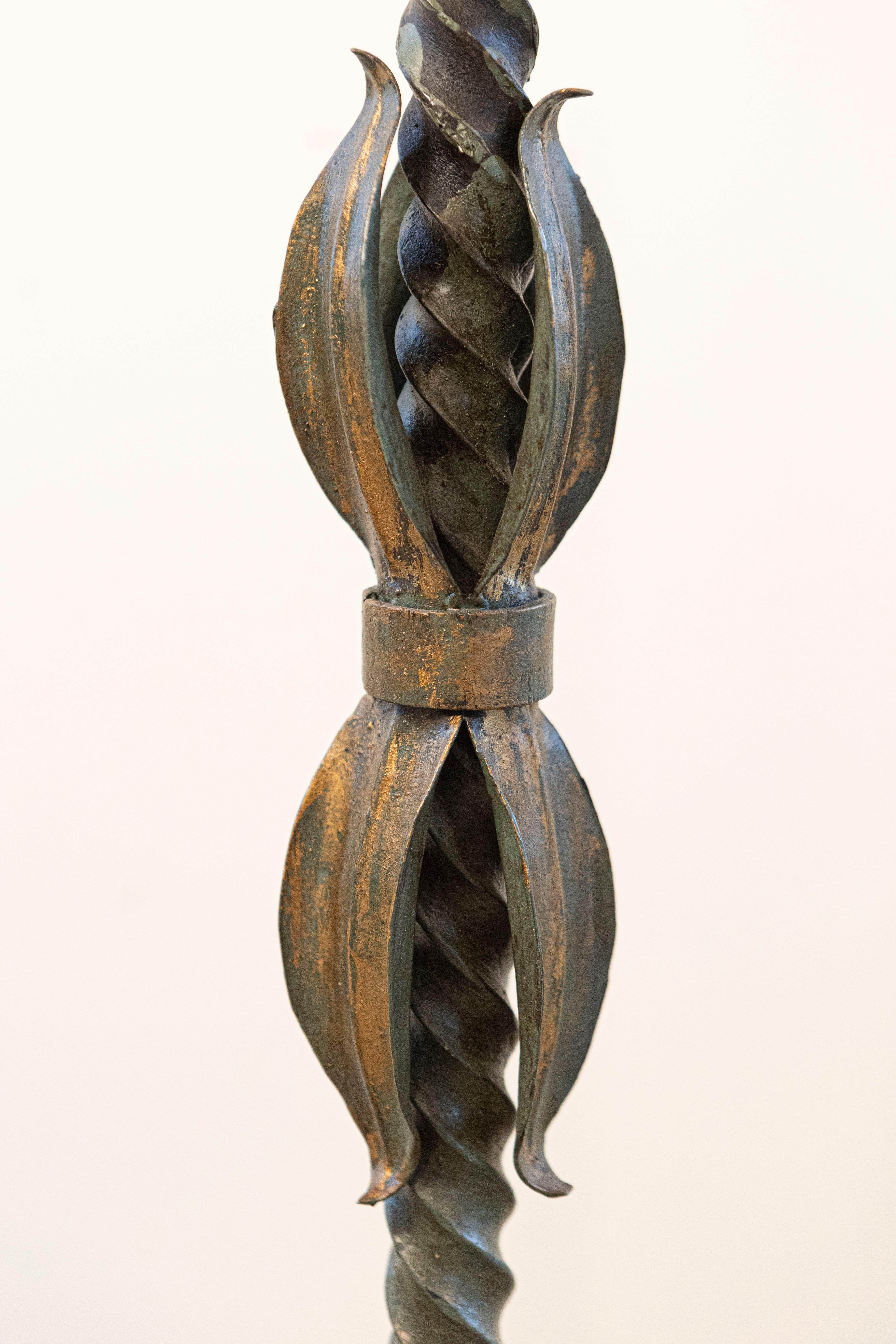 XX secolo Candelabro francese a cinque luci in ferro battuto con lacca celeste e accenti dorati in vendita