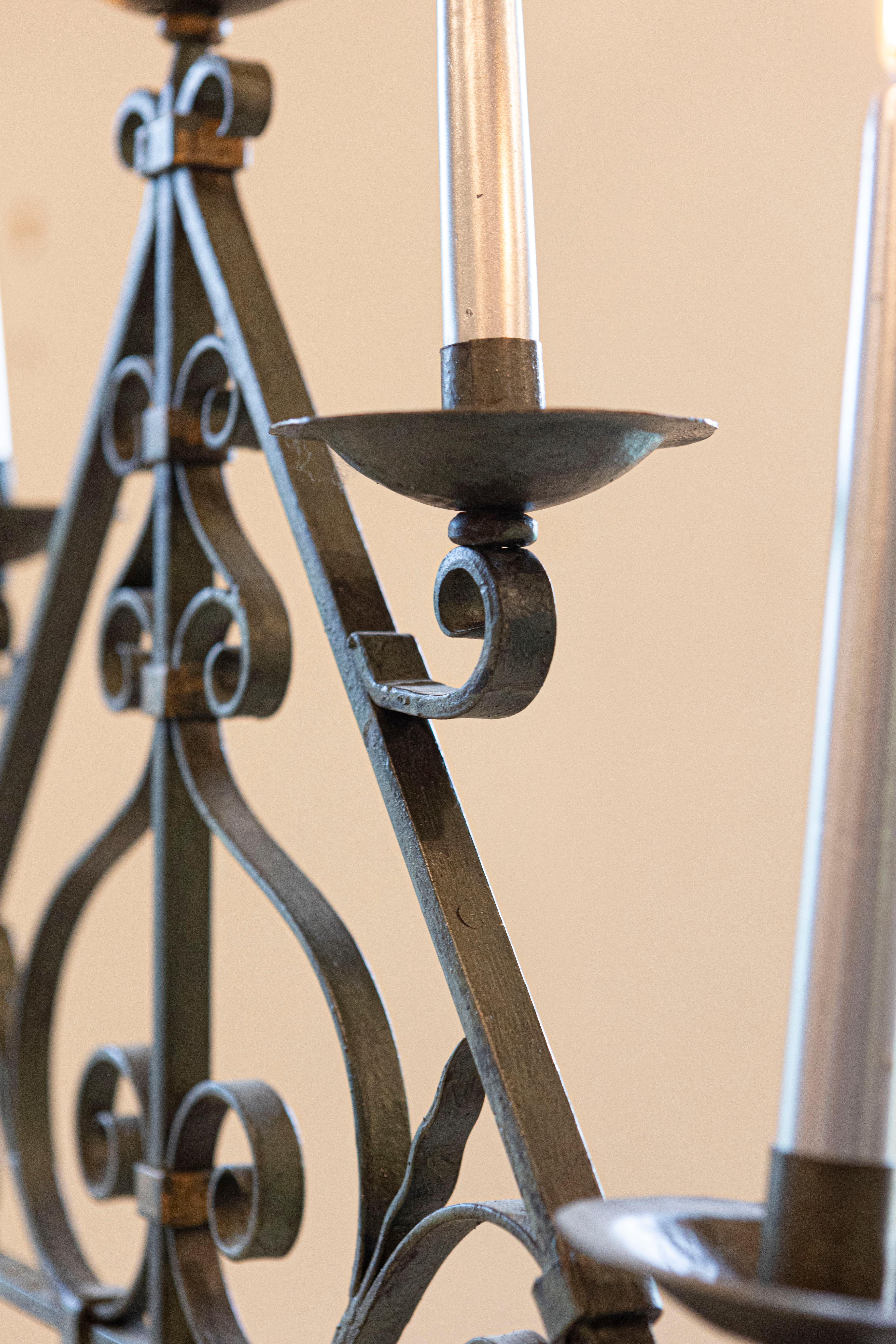 Ferro battuto Candelabro francese a cinque luci in ferro battuto con lacca celeste e accenti dorati in vendita