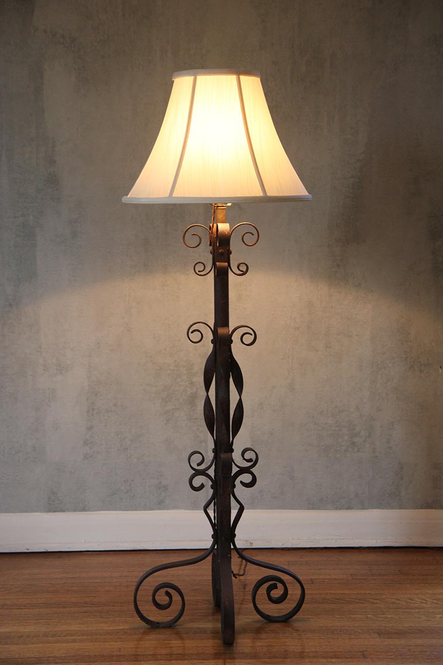 Lampada da terra francese in ferro battuto, 1940 in vendita 7