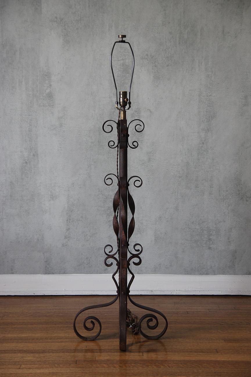 Neoclassico Lampada da terra francese in ferro battuto, 1940 in vendita