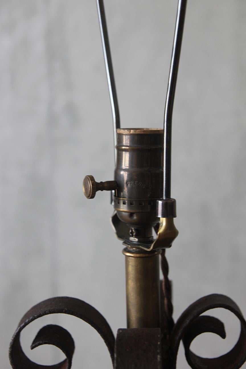 Lampada da terra francese in ferro battuto, 1940 In condizioni buone in vendita a Los Angeles, CA