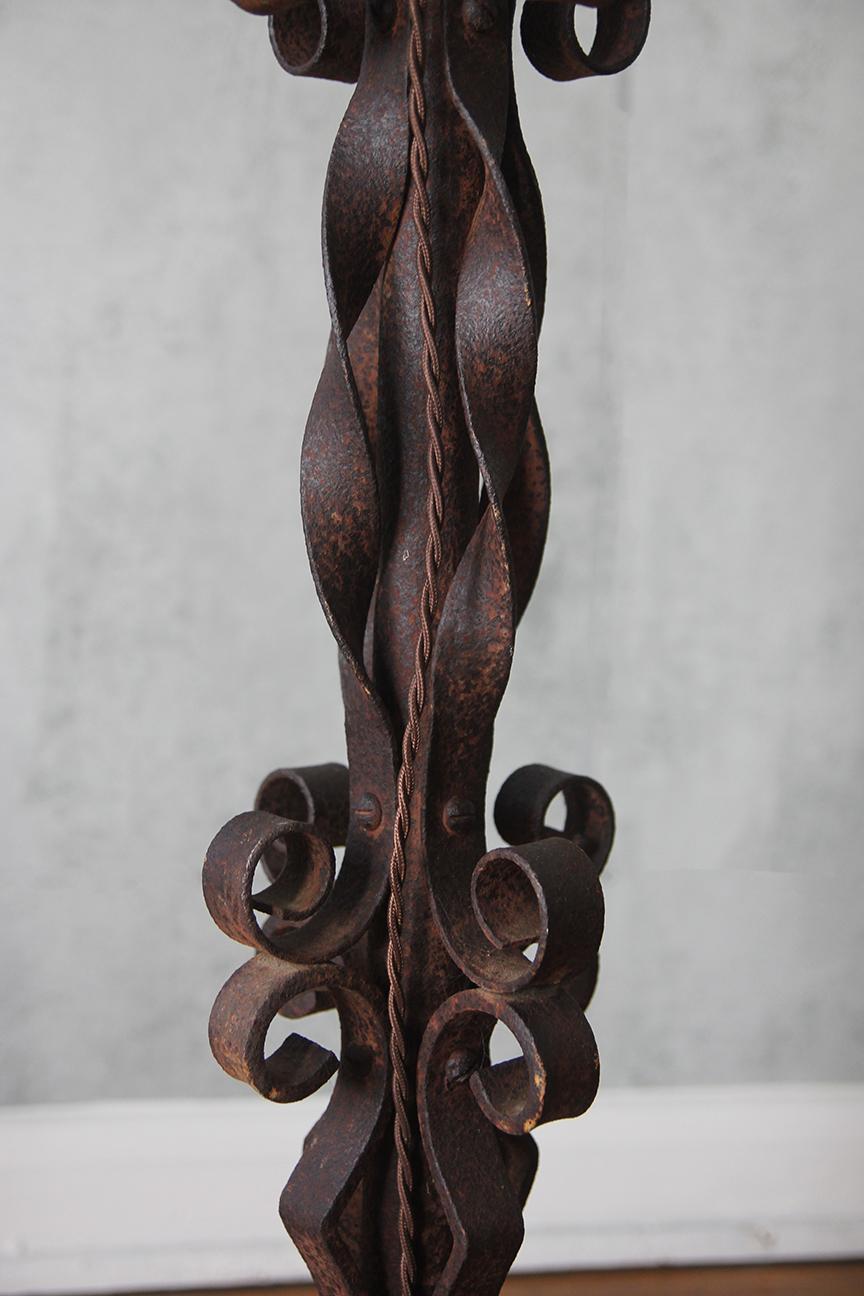 Lampada da terra francese in ferro battuto, 1940 in vendita 1