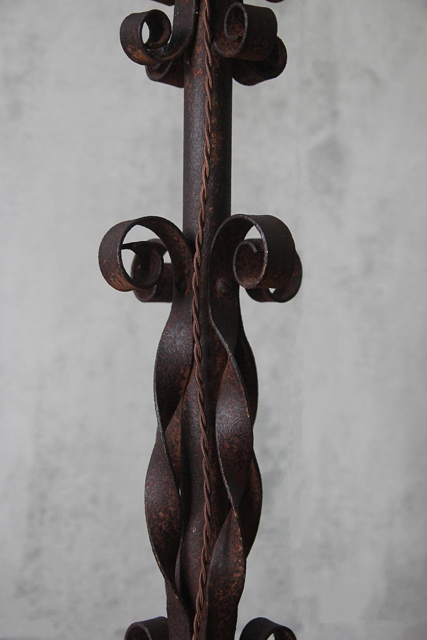 Lampada da terra francese in ferro battuto, 1940 in vendita 2