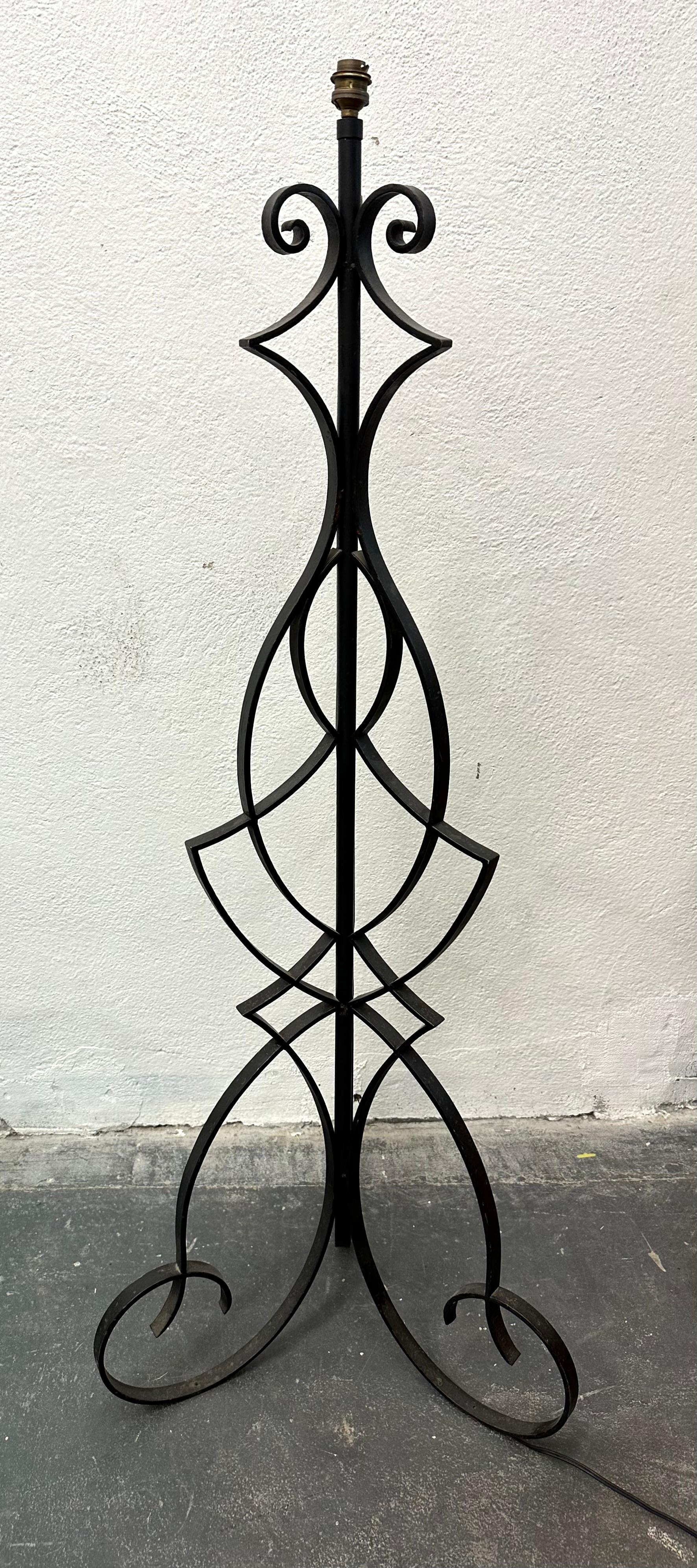 High quality period 1940s French wrought-iron floor lamp. The craftsmanship of the metalwork is top notch. Unmarked. Retains original European socket.