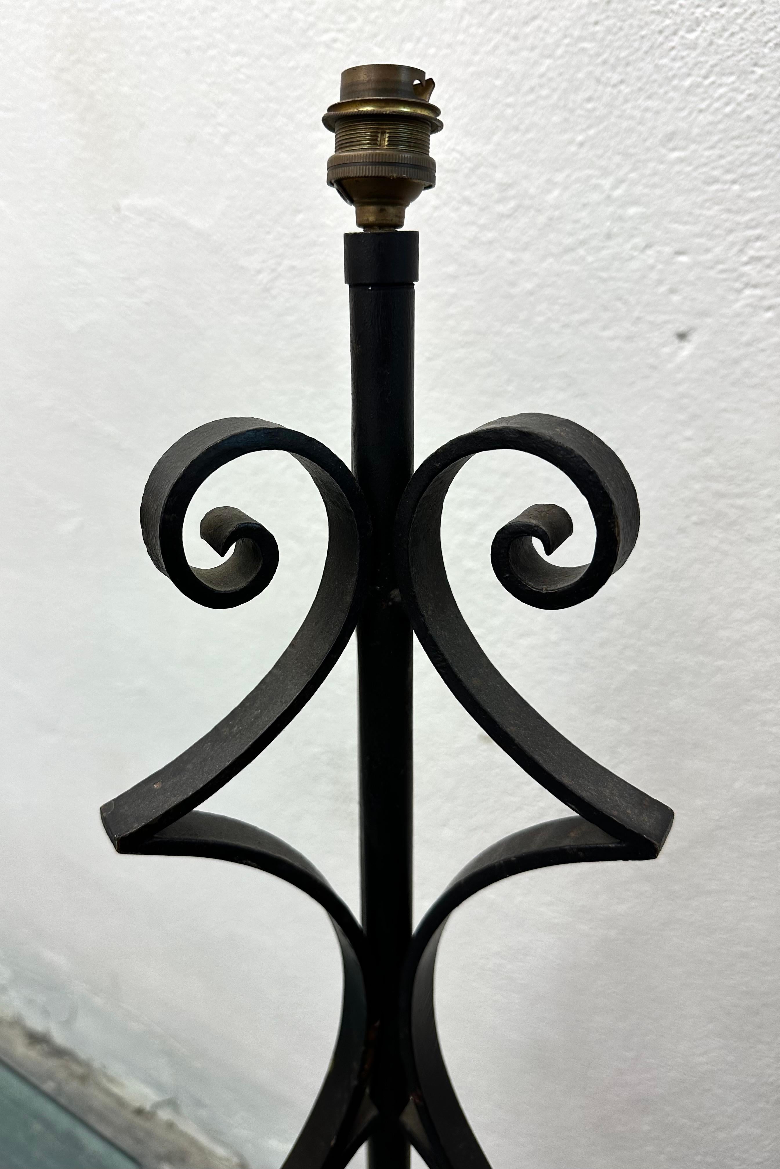 French Wrought Iron Floor Lamp, after Poillerat In Good Condition For Sale In Brooklyn, NY