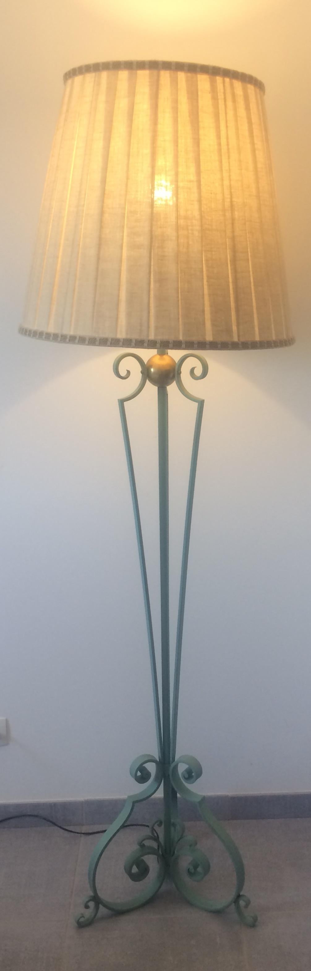 Französische schmiedeeiserne Stehlampe im Stil von Gilbert Pollierat, ca. 1950er Jahre (Mitte des 20. Jahrhunderts)