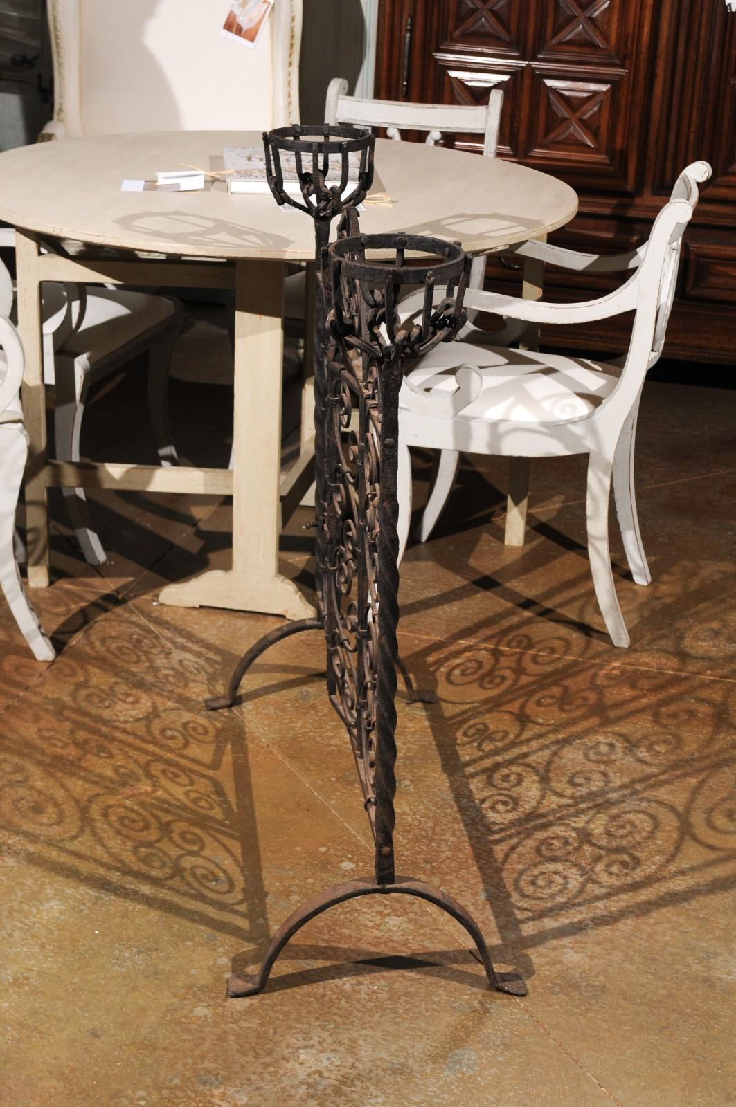 French Wrought Iron Freestanding Firescreen with Warming Holders, circa 1880 For Sale 5