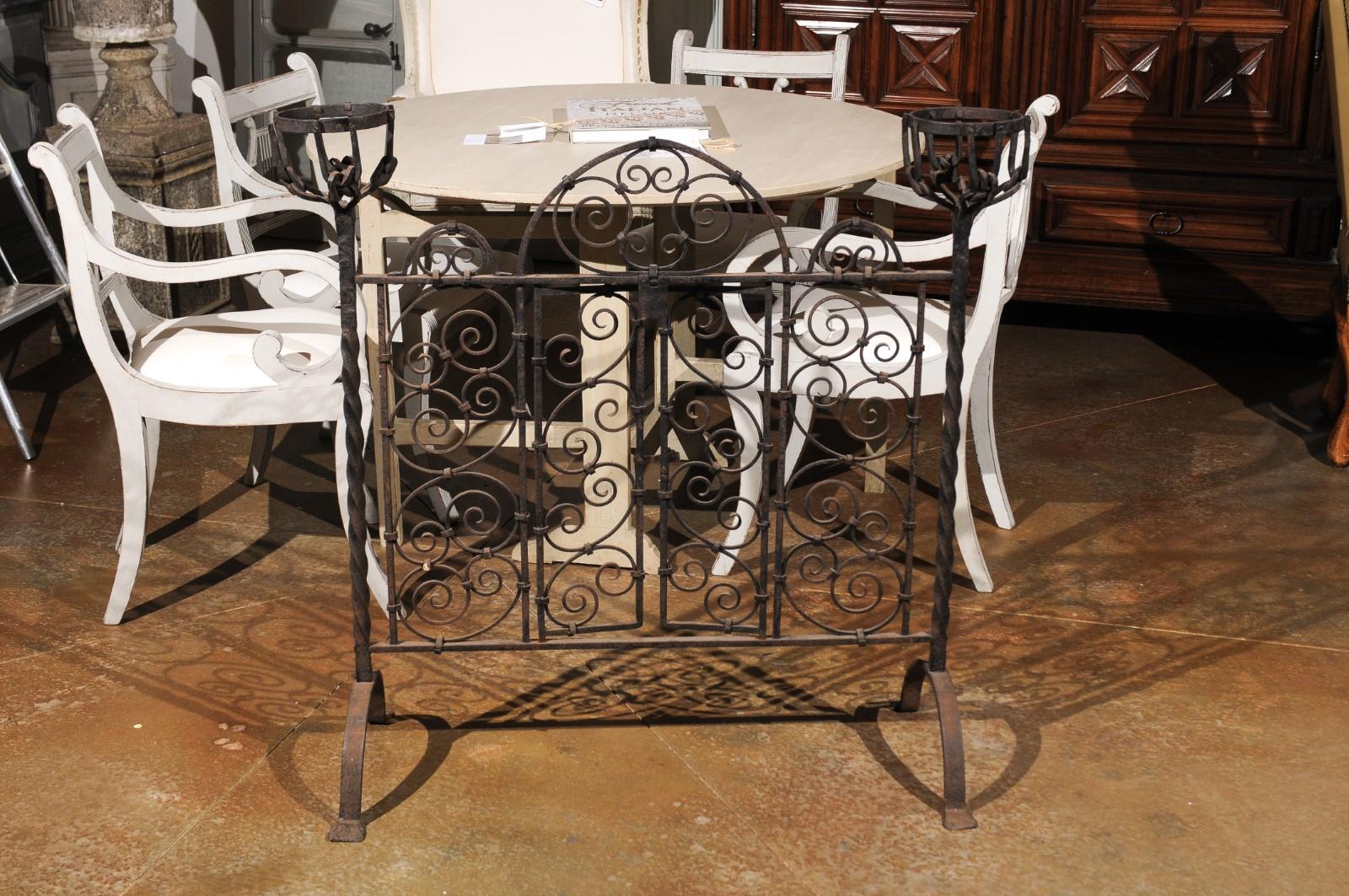 French Wrought Iron Freestanding Firescreen with Warming Holders, circa 1880 For Sale 4