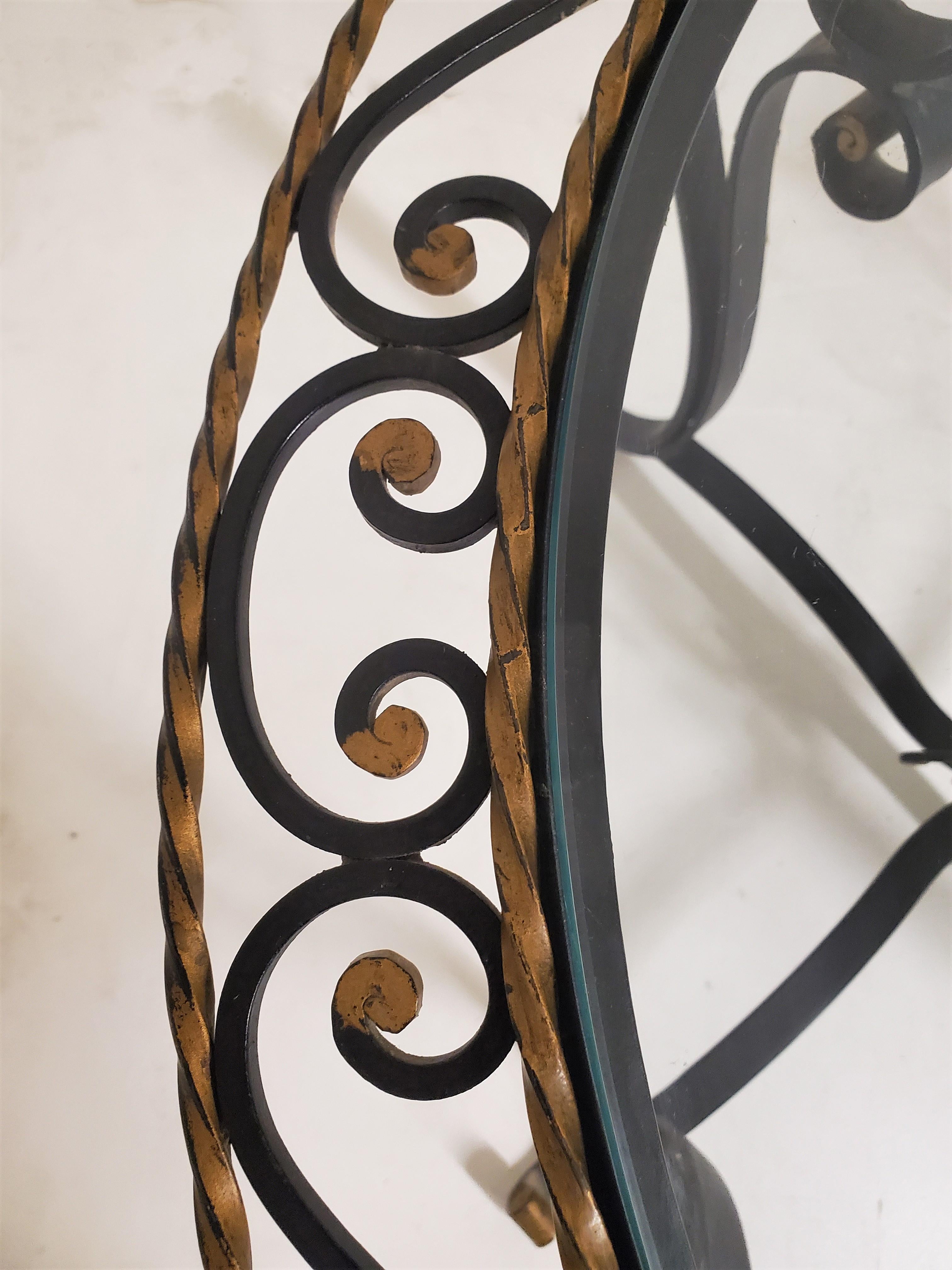 Mesa de centro / cóctel francesa de hierro forjado con tapa de cristal, atribuida a Poillerat en venta 5