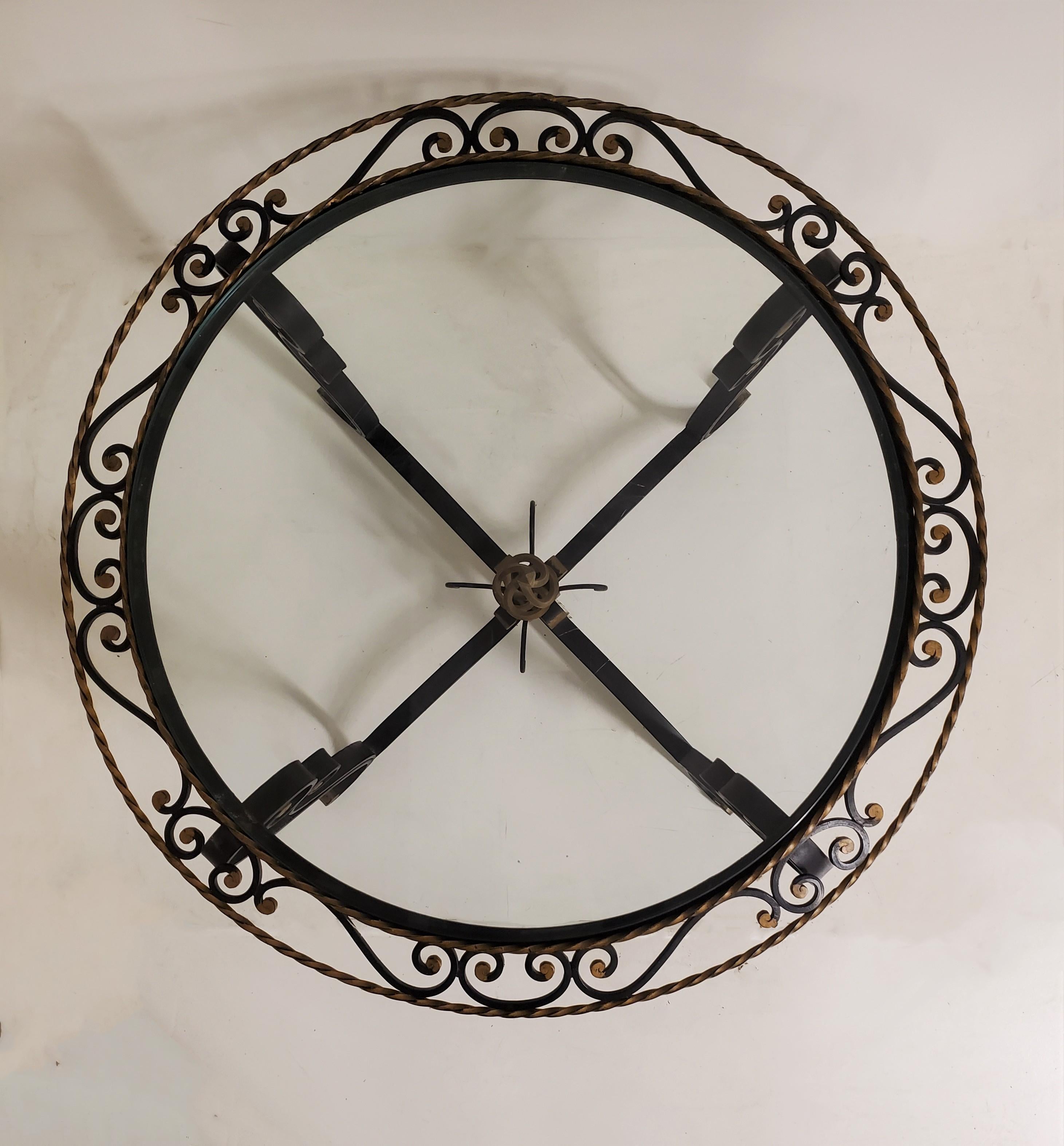 Mesa de centro / cóctel francesa de hierro forjado con tapa de cristal, atribuida a Poillerat Francés en venta