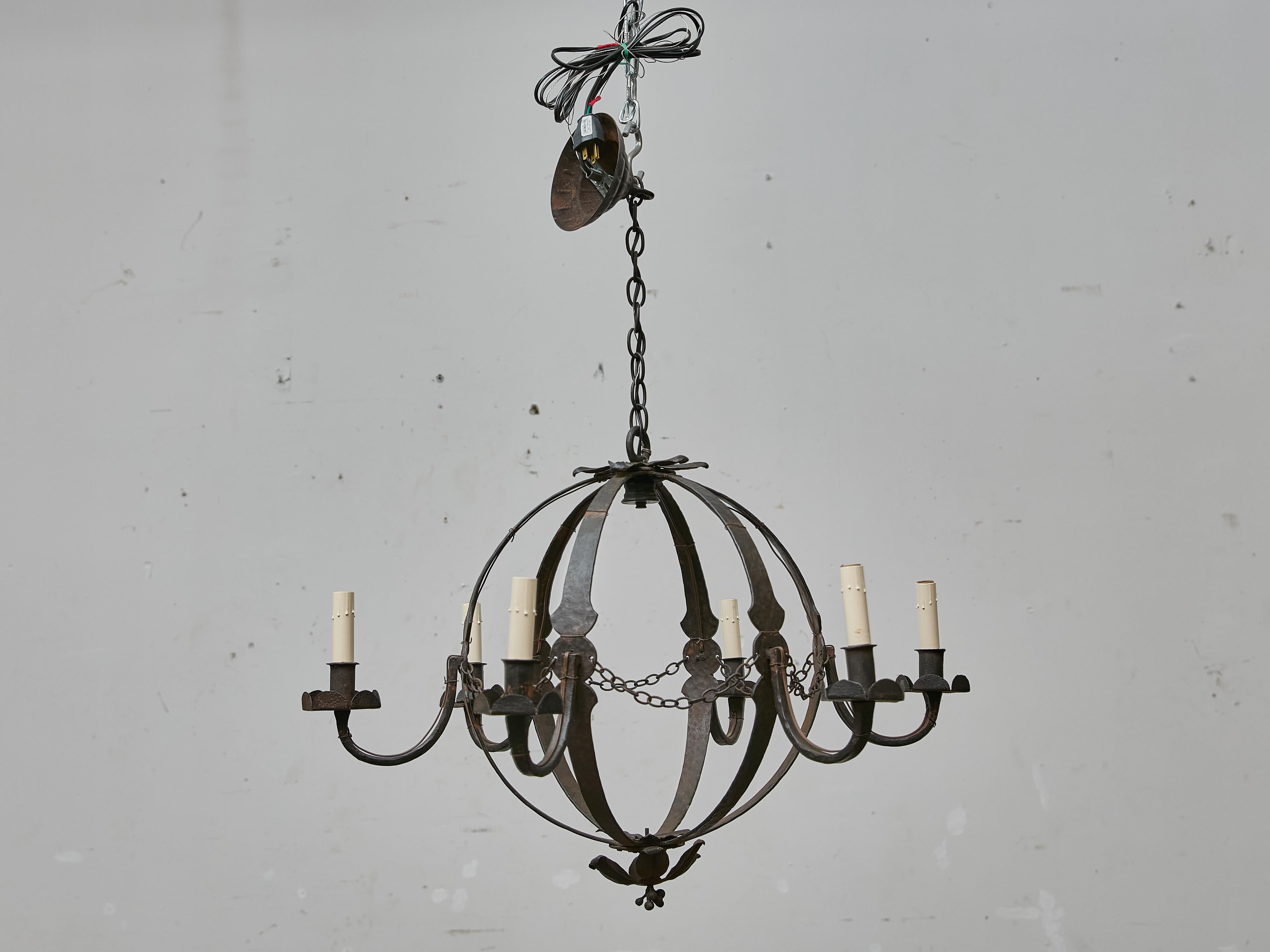 Lampadario a globo francese in ferro battuto con sei bracci a spirale, CIRCA 1900 In condizioni buone in vendita a Atlanta, GA
