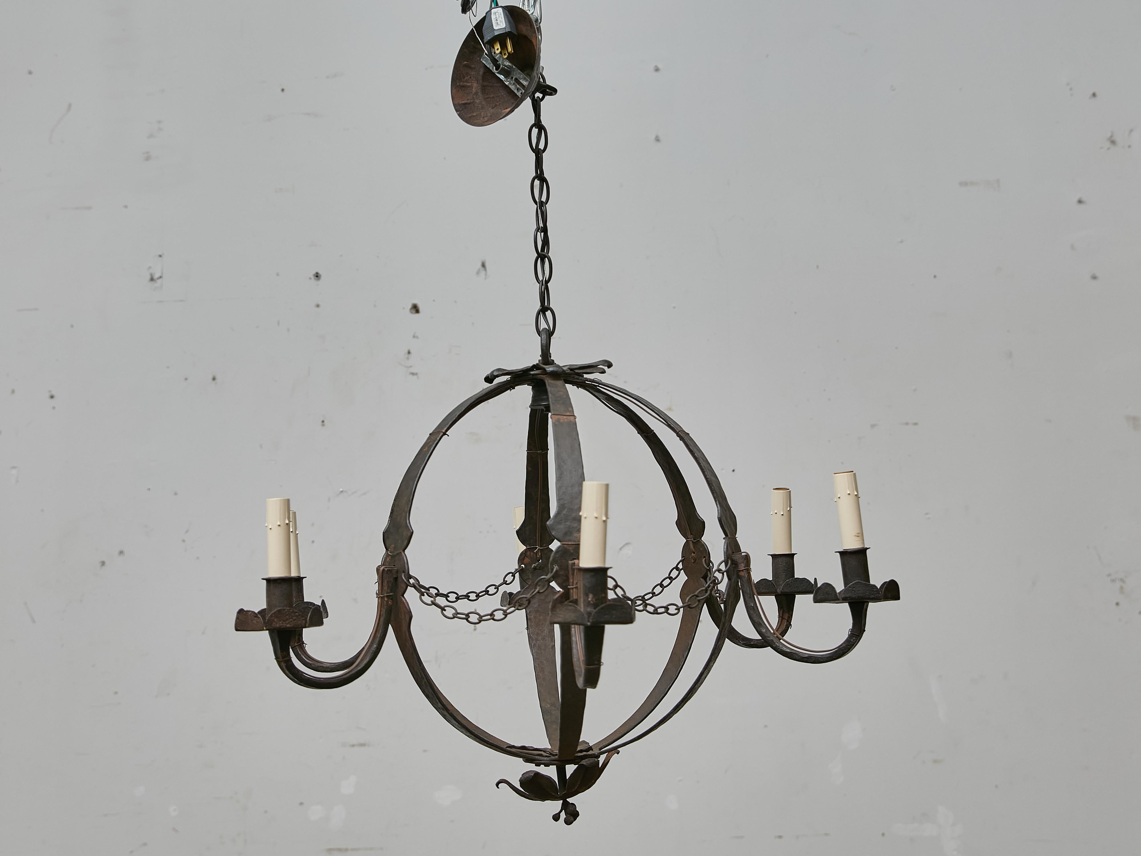 XX secolo Lampadario a globo francese in ferro battuto con sei bracci a spirale, CIRCA 1900 in vendita