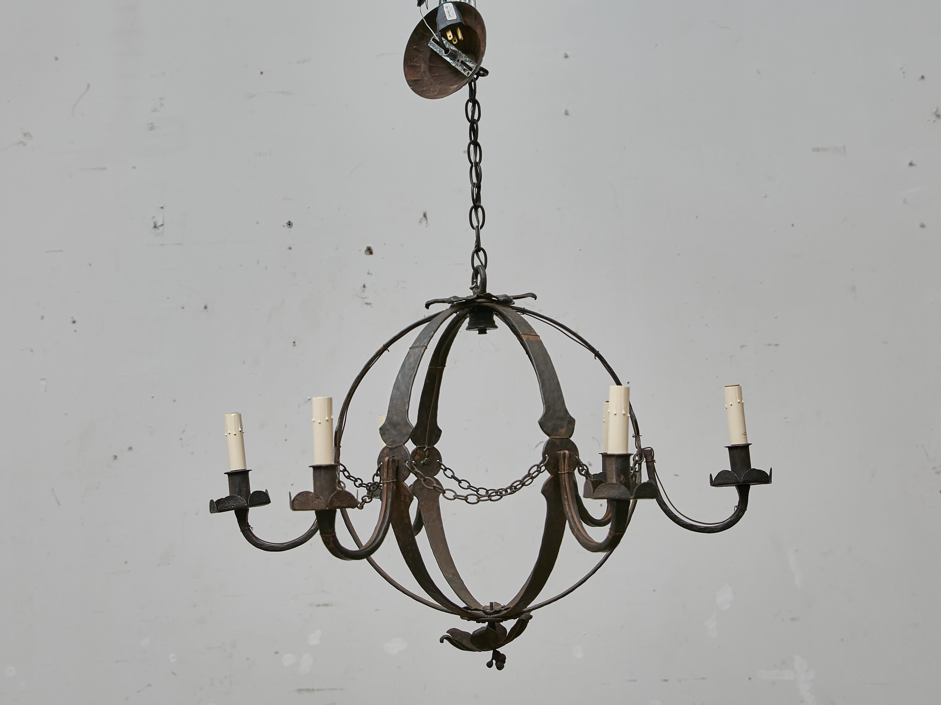 Ferro battuto Lampadario a globo francese in ferro battuto con sei bracci a spirale, CIRCA 1900 in vendita