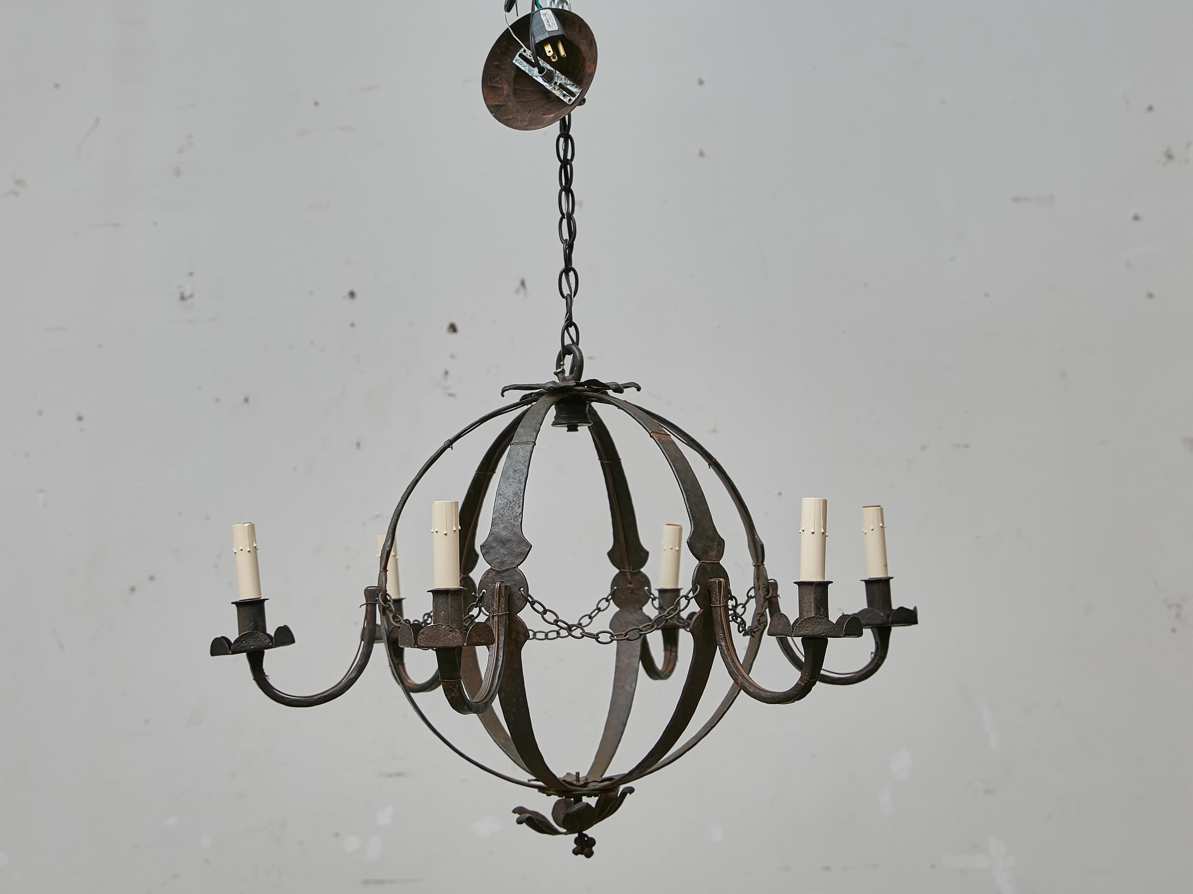 Lampadario a globo francese in ferro battuto con sei bracci a spirale, CIRCA 1900 in vendita 1