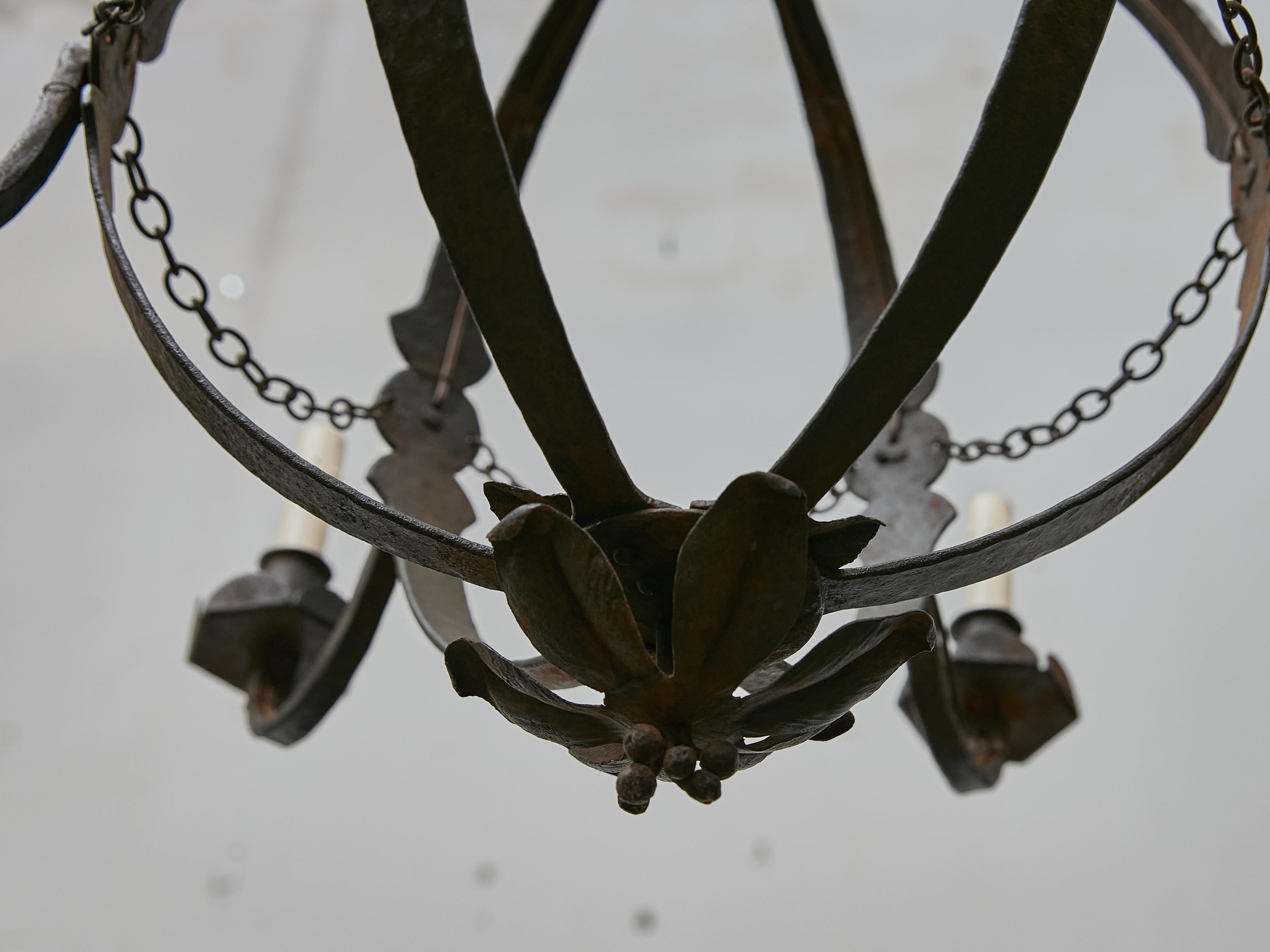 Lampadario a globo francese in ferro battuto con sei bracci a spirale, CIRCA 1900 in vendita 2
