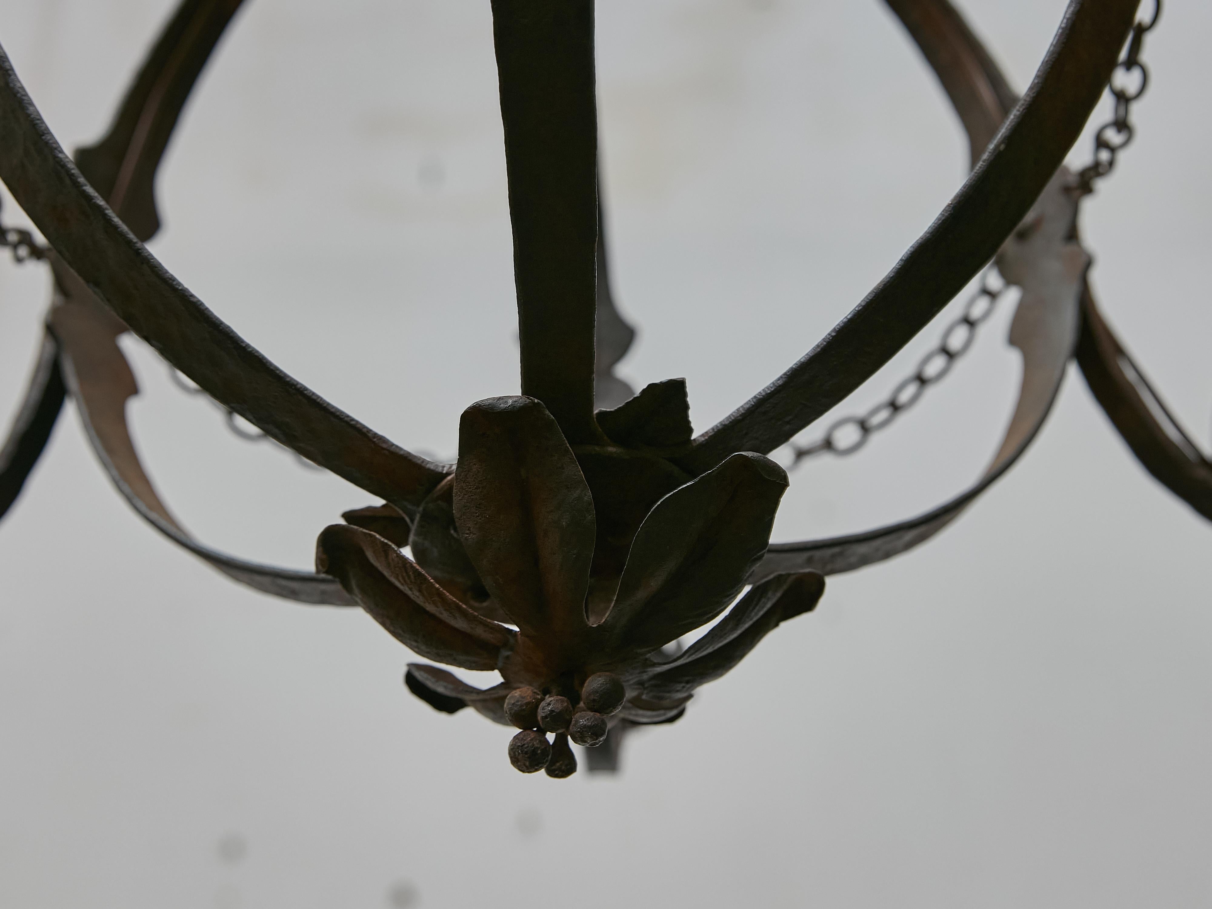 Lampadario a globo francese in ferro battuto con sei bracci a spirale, CIRCA 1900 in vendita 3