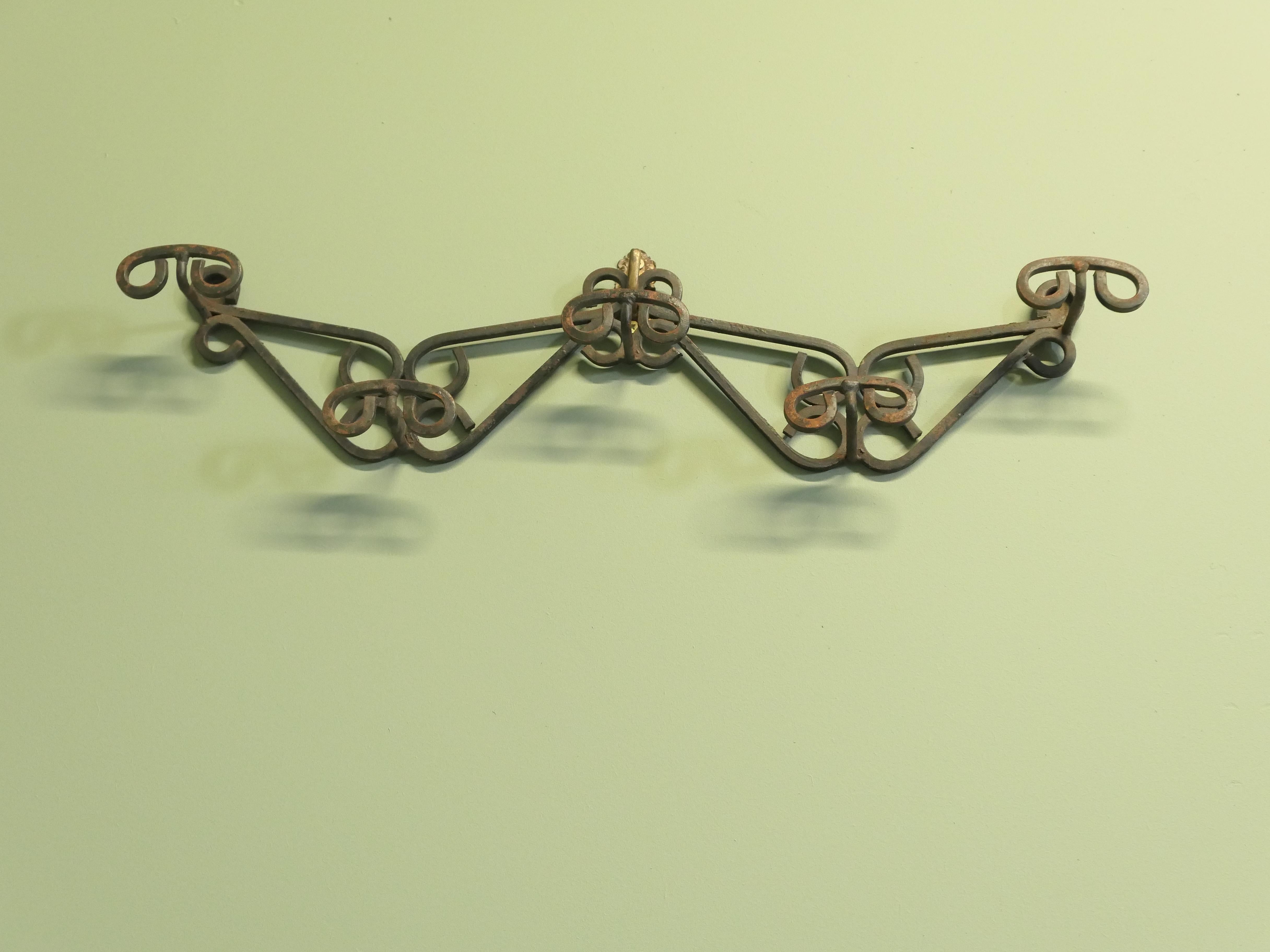 Appendiabiti e cappelliere in ferro battuto francese

 Si tratta di un pezzo di qualità pesante in ferro battuto con 5 ganci

Un pezzo molto utile per il guardaroba o l'ingresso. 

La rastrelliera è in buone condizioni, è alta 7