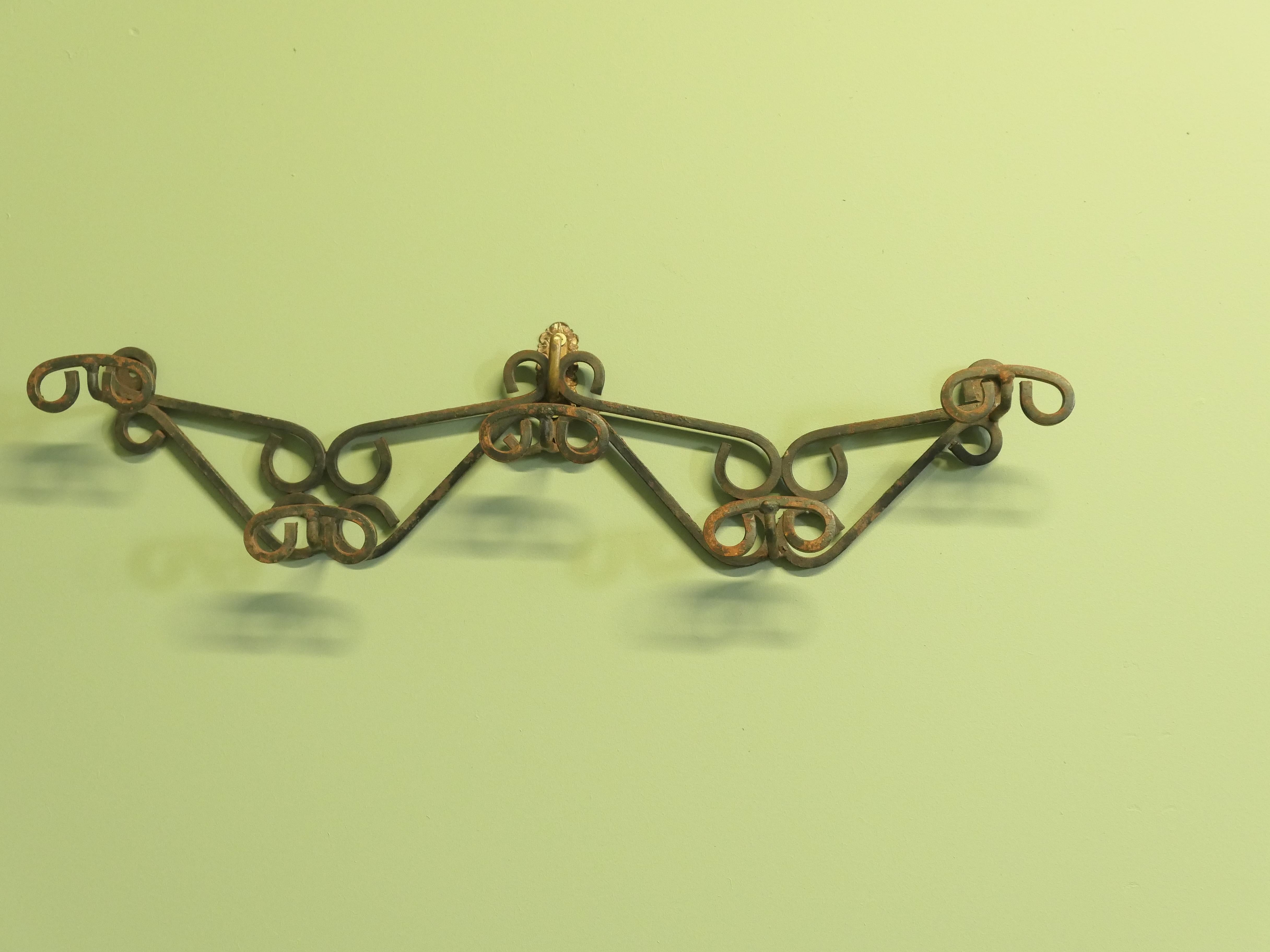 Mid-Century moderno Appendiabiti e cappelliera francese in ferro battuto Si tratta di un pezzo di ferro di alta qualità. in vendita